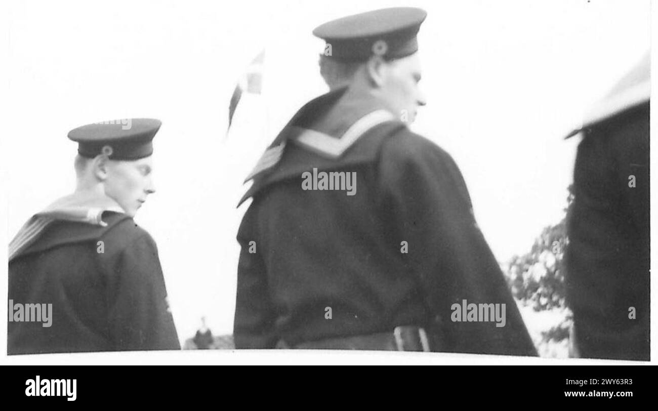 I marinai danesi sfilano mentre la bandiera danese viene issata sul loro quartier generale navale dopo la resa della struttura da parte delle forze tedesche. Foto Stock