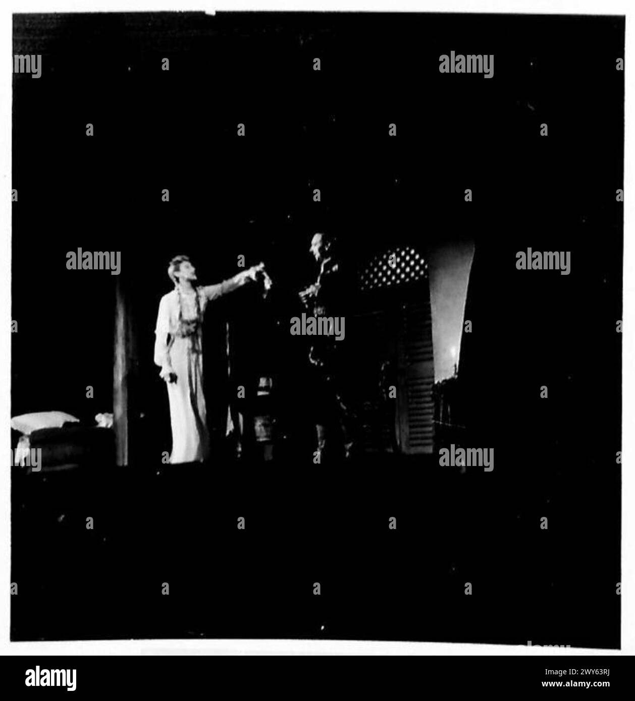 L'Old Vic Theatre Company si esibì ad Amburgo, con gli attori Richardson e Margaret Leighton sul palco, durante le operazioni dell'esercito britannico nell'Europa del dopoguerra. Foto Stock