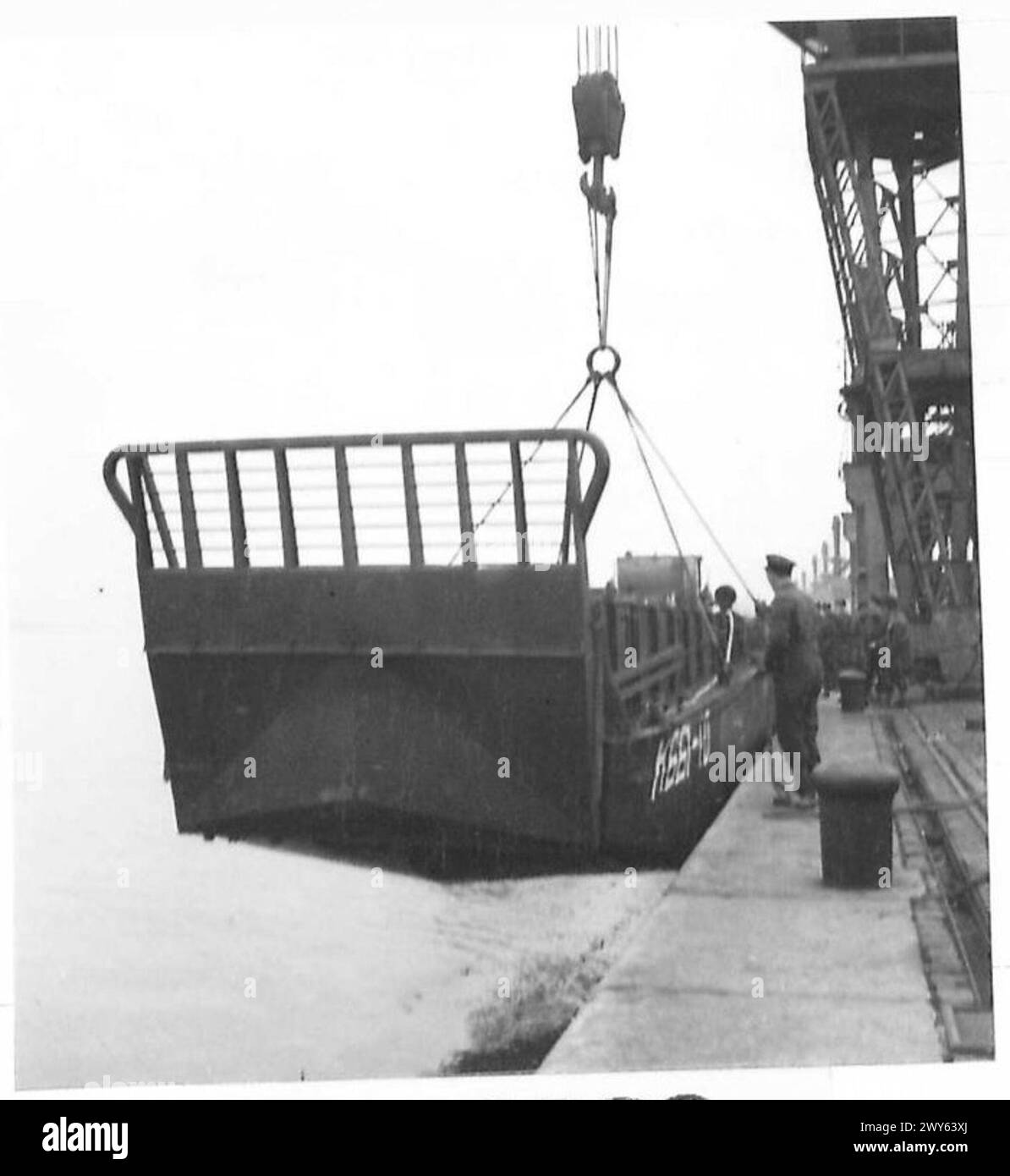 Un mezzo da sbarco viene sollevato dall'acqua per il trasporto su strada dalle unità del 21st Army Group del British Army, utilizzando attrezzature di sollevamento per il movimento logistico. Foto Stock