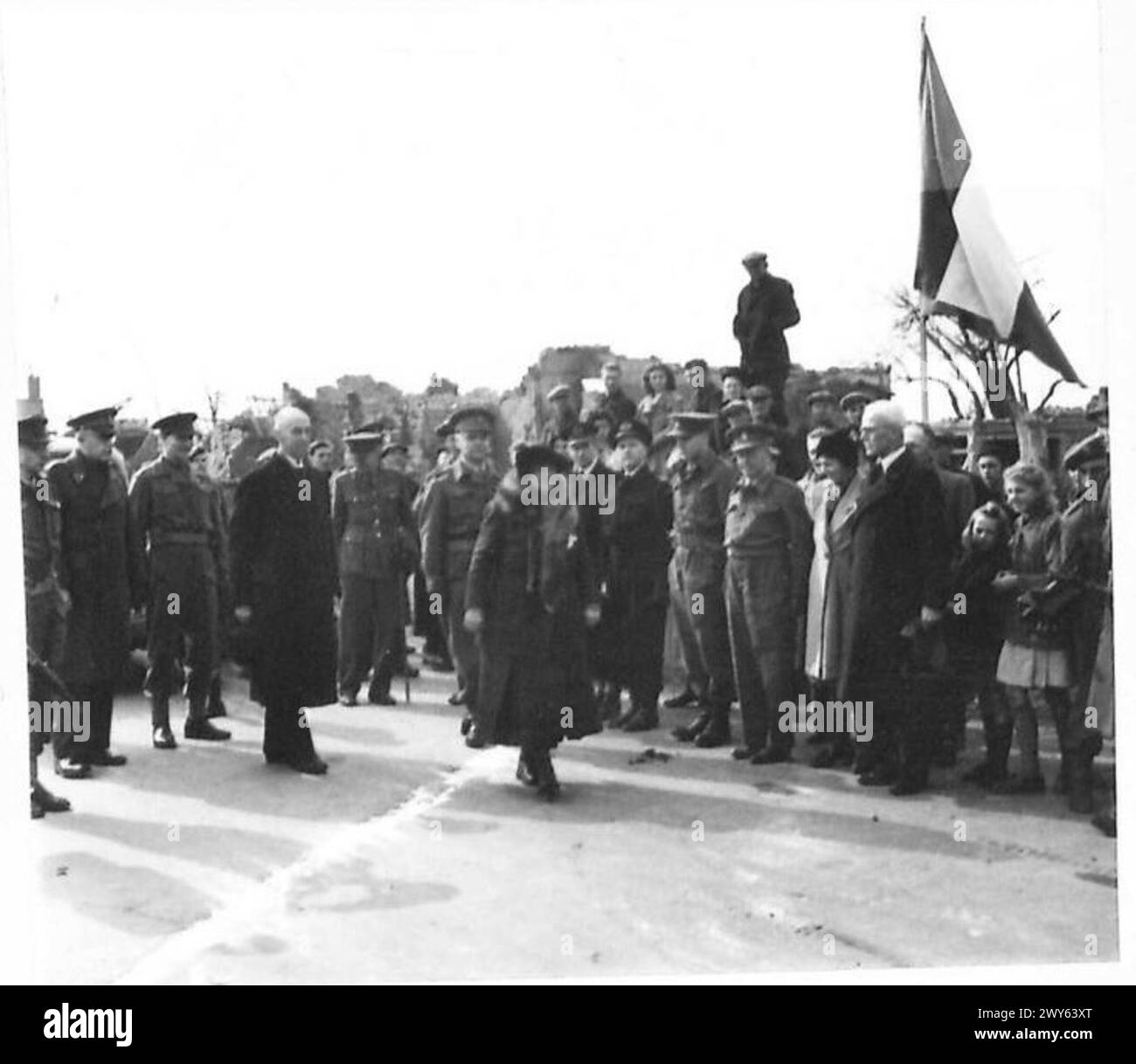 La regina attraversa la frontiera belga-olandese a EEDE, con il confine segnato da una linea bianca sulla strada. Foto Stock