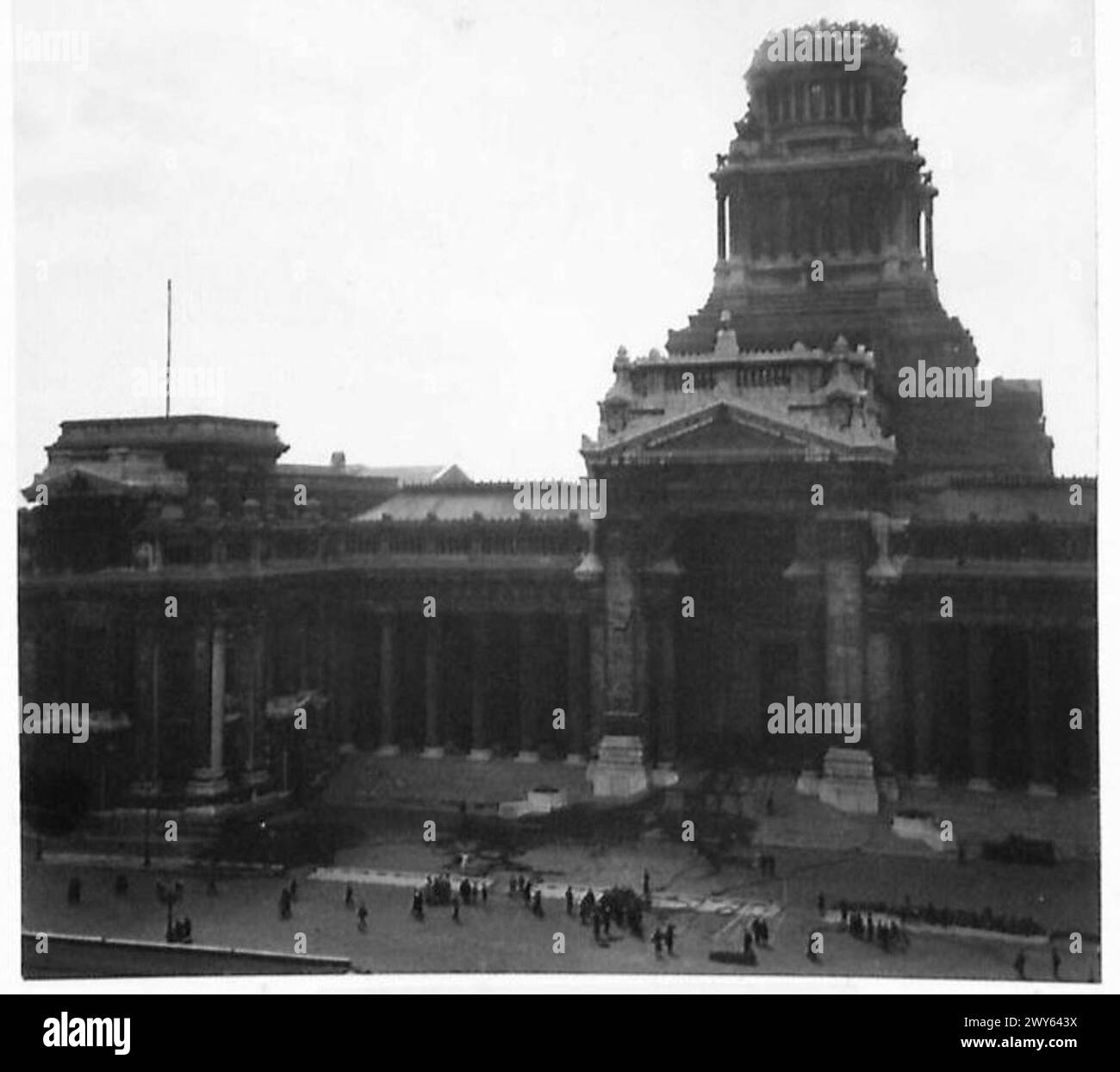 A Bruxelles, le forze tedesche in partenza causarono gravi danni al Palais de Justice, tra cui la biblioteca e le collezioni d'arte, osservate dall'esercito britannico, 21st Army Group. Foto Stock A Bruxelles, le forze tedesche in partenza causarono gravi danni al Palais de Justice, tra cui la biblioteca e le collezioni d'arte, osservate dall'esercito britannico, 21st Army Group. Foto Stock