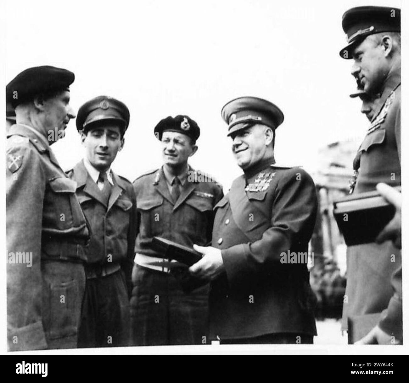 Il feldmaresciallo Montgomery dell'esercito britannico discute l'uso di ordini con il maresciallo Zhukov durante l'investitura dei generali russi, 21st Army Group. Foto Stock