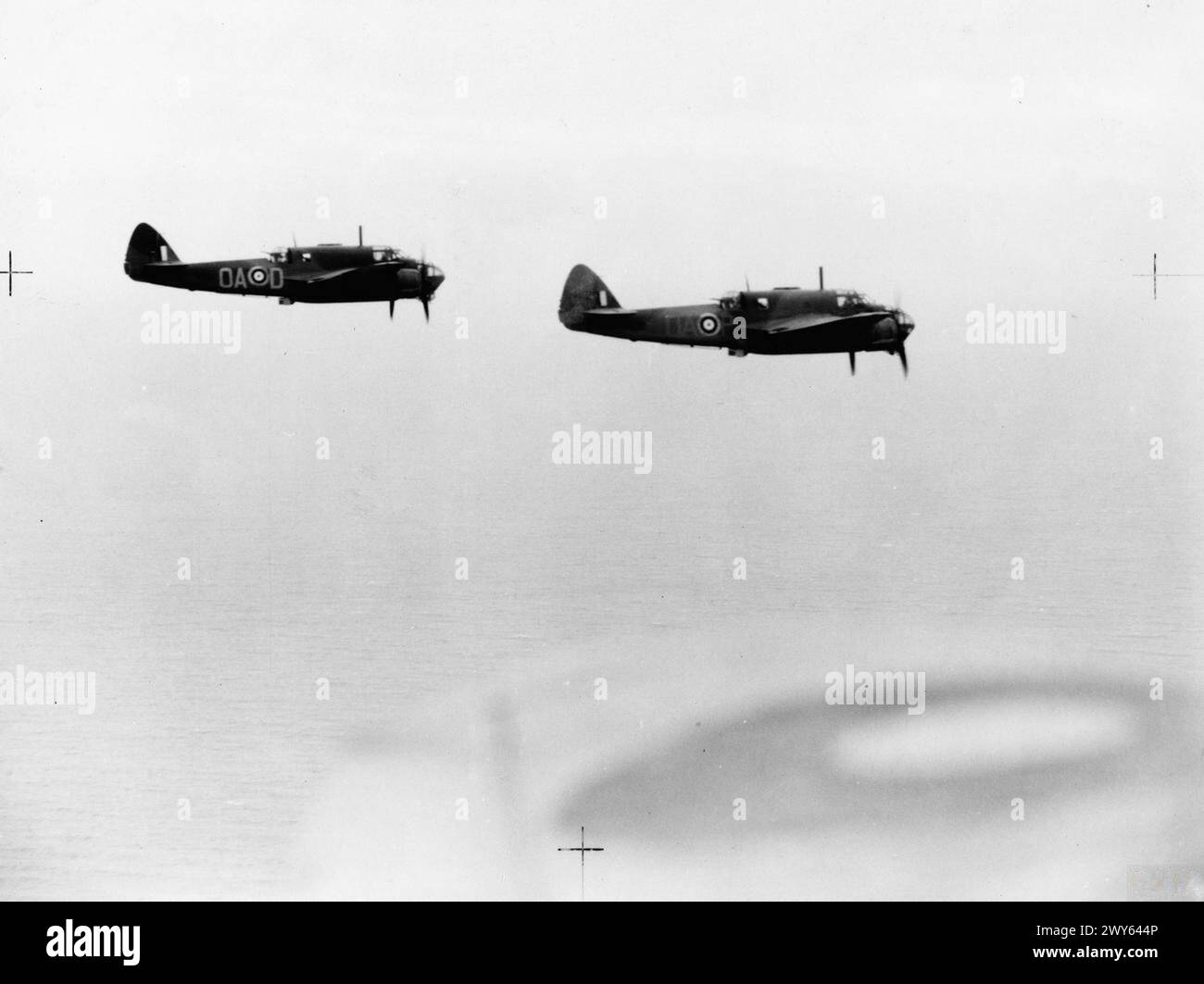 COMANDO COSTIERO DELLA ROYAL AIR FORCE, 1939-1945. - Due Bristol Beaufort Mark fa parte del No. 22 Squadron RAF con base a Thorney Island, Hampshire, diretto verso la costa olandese su una pattuglia "Rover", che trasporta siluri aerei Mark XII. , Royal Air Force, Sqdn, 22 Foto Stock