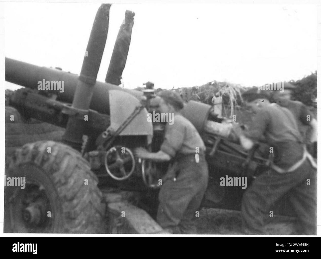 I cannoni da 5,5 pollici del 2nd Army britannico spararono durante le operazioni diurne e notturne, mostrando lampi provenienti da più pezzi d'artiglieria durante il più grande sbarramento della guerra. Foto Stock