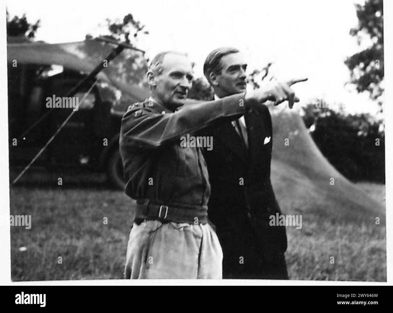 Un generale britannico mostra al ministro degli Esteri Anthony Eden il sito dei recenti combattimenti militari in Francia. Foto Stock