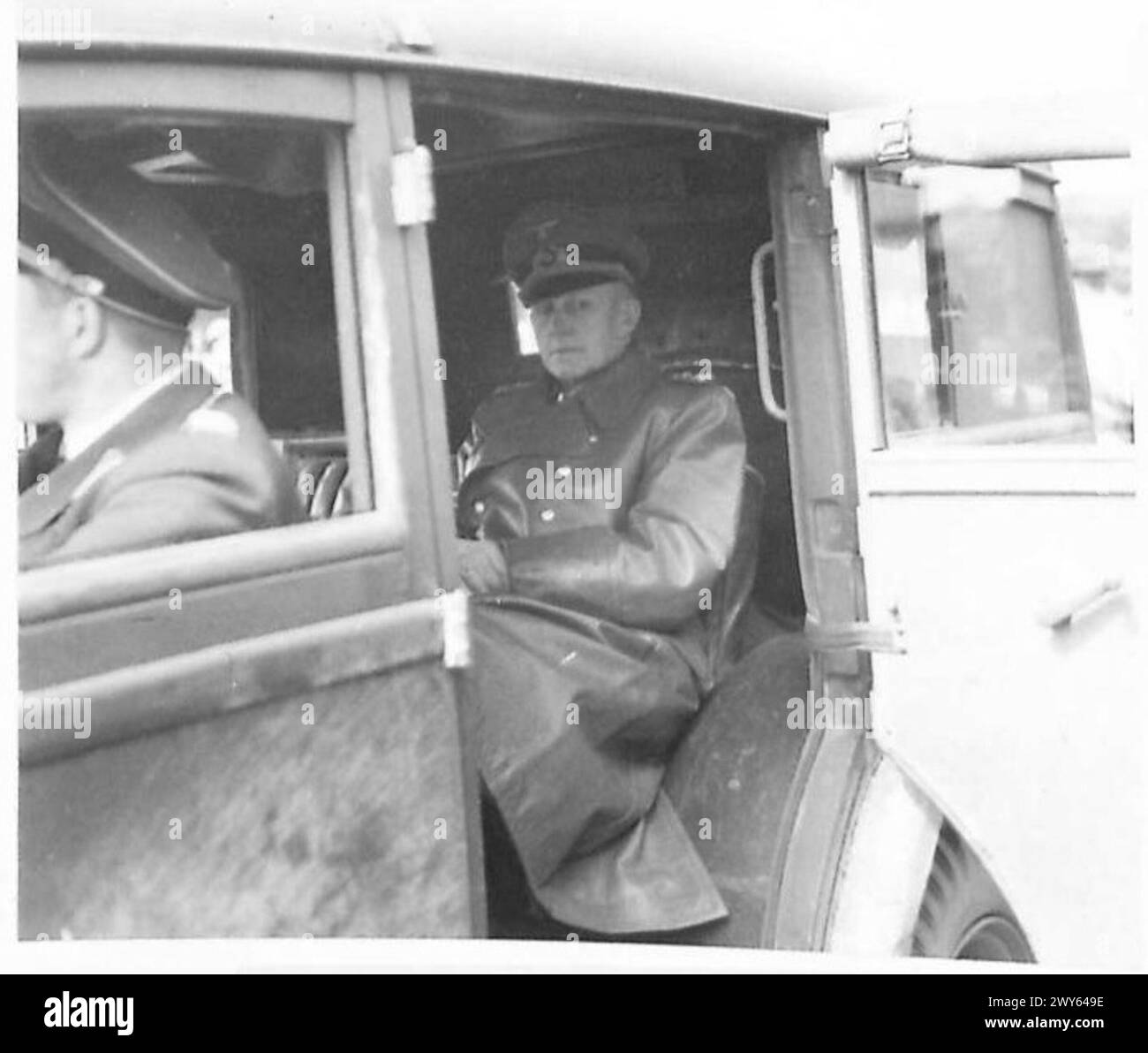 Il colonnello generale Alfred Jodl del governo tedesco viene arrestato e trasportato in auto sotto la supervisione dell'esercito britannico, 21st Army Group. Foto Stock