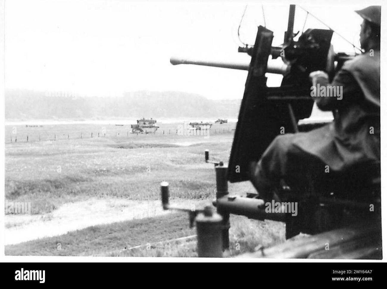 Un soldato del 109th Light Anti-Aircraft Regiment monitora il fiume Elba per le attività nemiche durante le operazioni dell'esercito britannico nell'Europa nord-occidentale, 1944-1946. Foto Stock