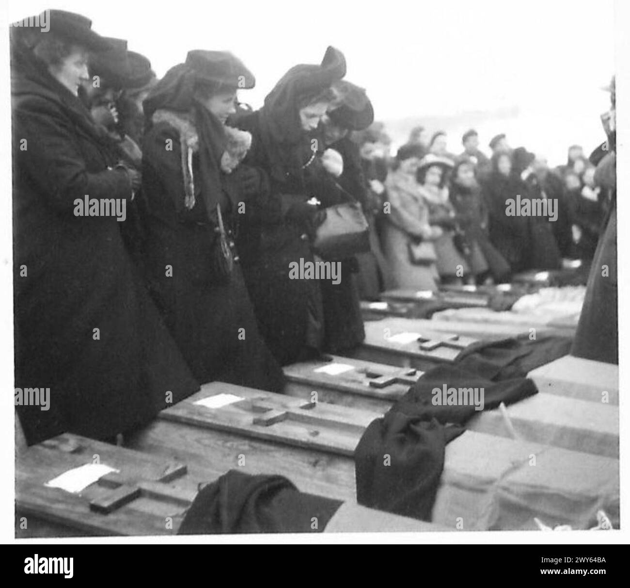 FUNERALE DELLE VITTIME della "BANDA" - immagini delle persone in lutto, sopraffatte dall'emozione mentre i loro cari vengono abbassati a terra. , British Army, 21st Army Group Foto Stock