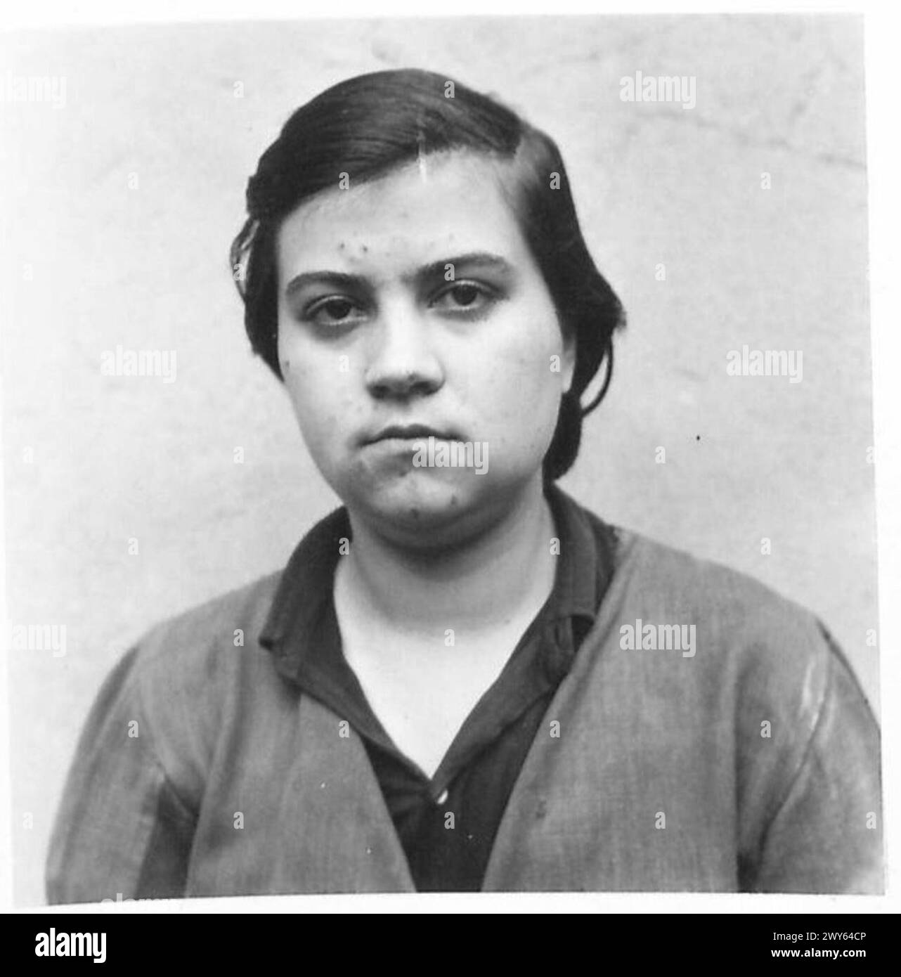 Ritratto di Anneliese Kohlmann, un criminale di campo di Belsen, in attesa di processo, documentato dal personale dell'esercito britannico del 21st Army Group. Foto Stock