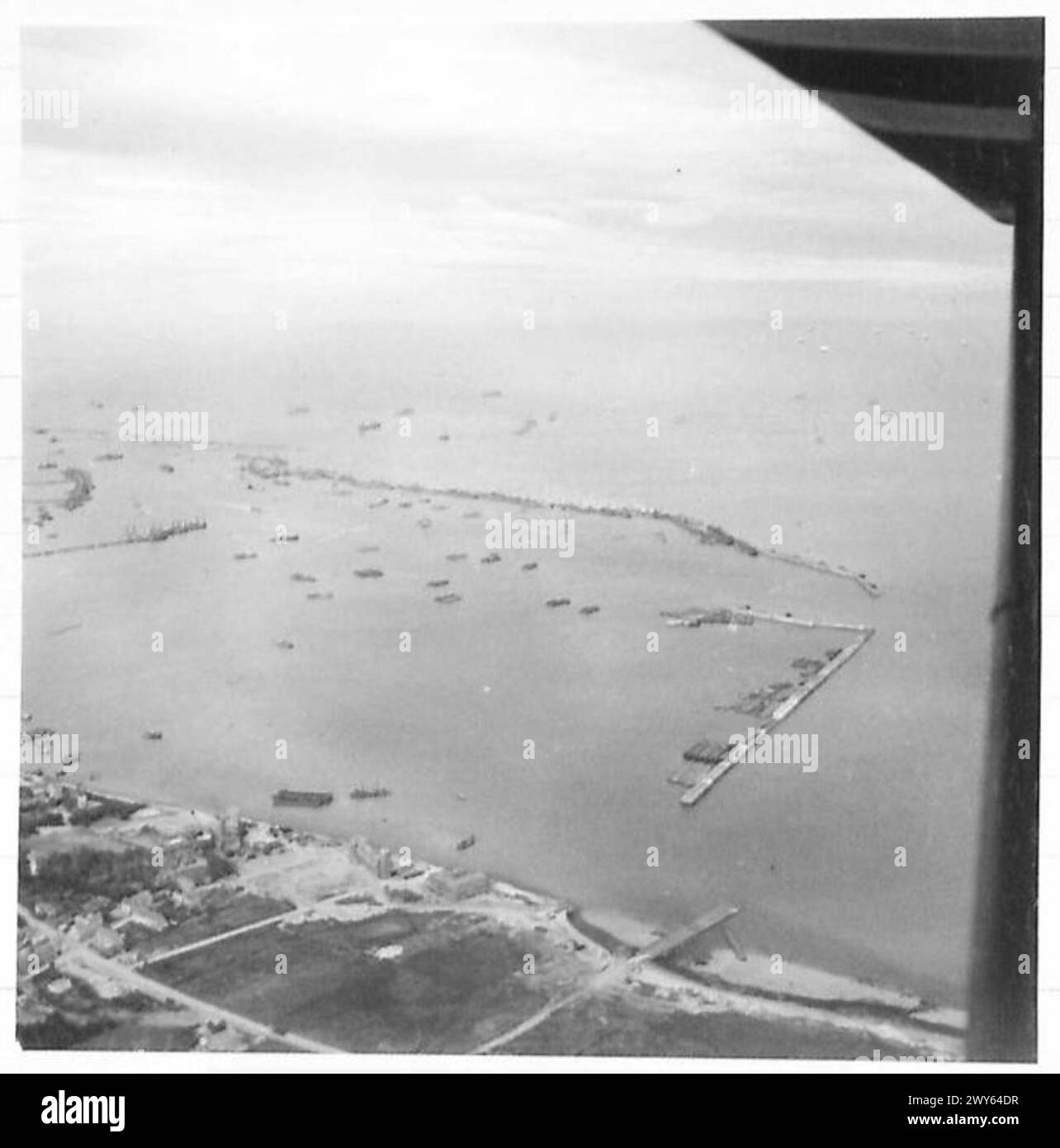 Fotografie aeree documentano Mulberry B ad Arromanches, un porto prefabbricato utilizzato dall'esercito britannico nell'Europa nord-occidentale dal 1944 al 1946. Foto Stock