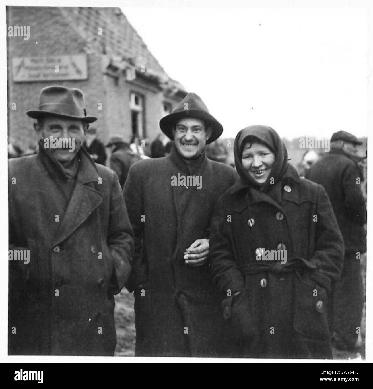 REGISTRA I RIFUGIATI - non c'è dubbio che un sorriso sulla liberazione, lui (Centro) è un russo trasferito come schiavi in Germania; ora liberato dagli uomini del villaggio di Kervenheim. , British Army, 21st Army Group Foto Stock