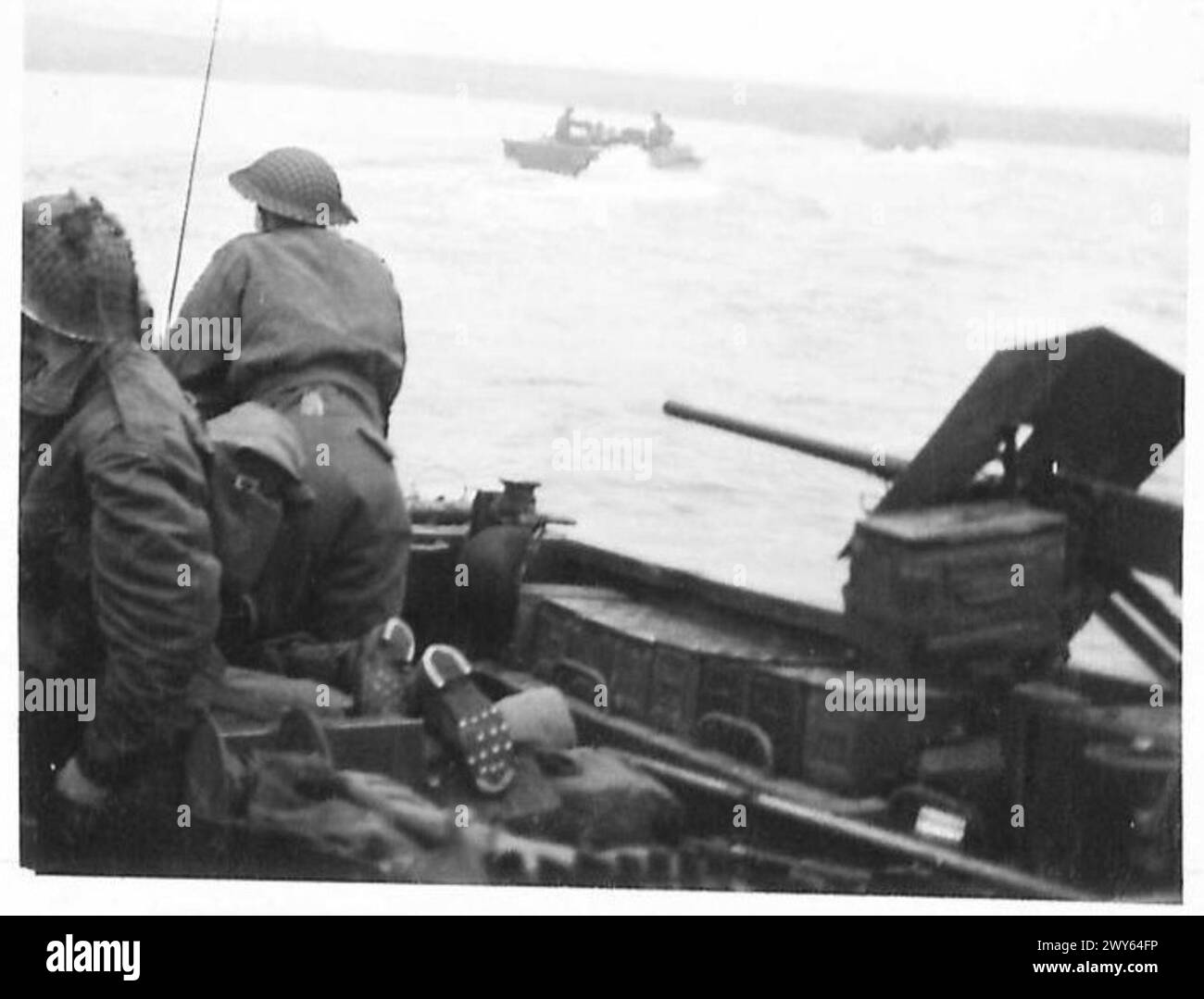 I veicoli anfibi conosciuti come Buffalos scendono ripidi sponde del fiume ed entrano in acqua durante la seconda battaglia di Arnhem sotto il 21st Army Group. Foto Stock