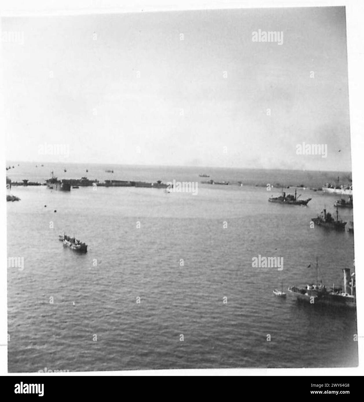 Le fotografie mostrano le strutture in ferro interne di un porto prefabbricato, tra cui il braccio e l'ingresso del mare, utilizzati dal 21st Army Group britannico. Foto Stock