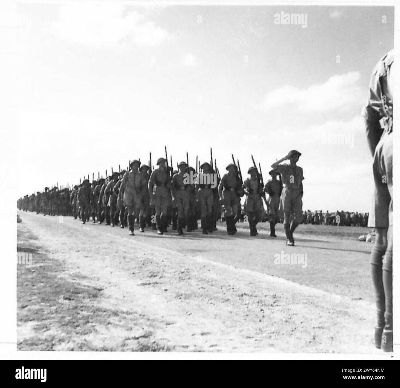Le truppe del 2° corpo polacco marciano in una parata a Gaza, in Palestina, per celebrare il 25° anniversario della giornata dell'indipendenza della Polonia nel periodo 1942-1943. Foto Stock