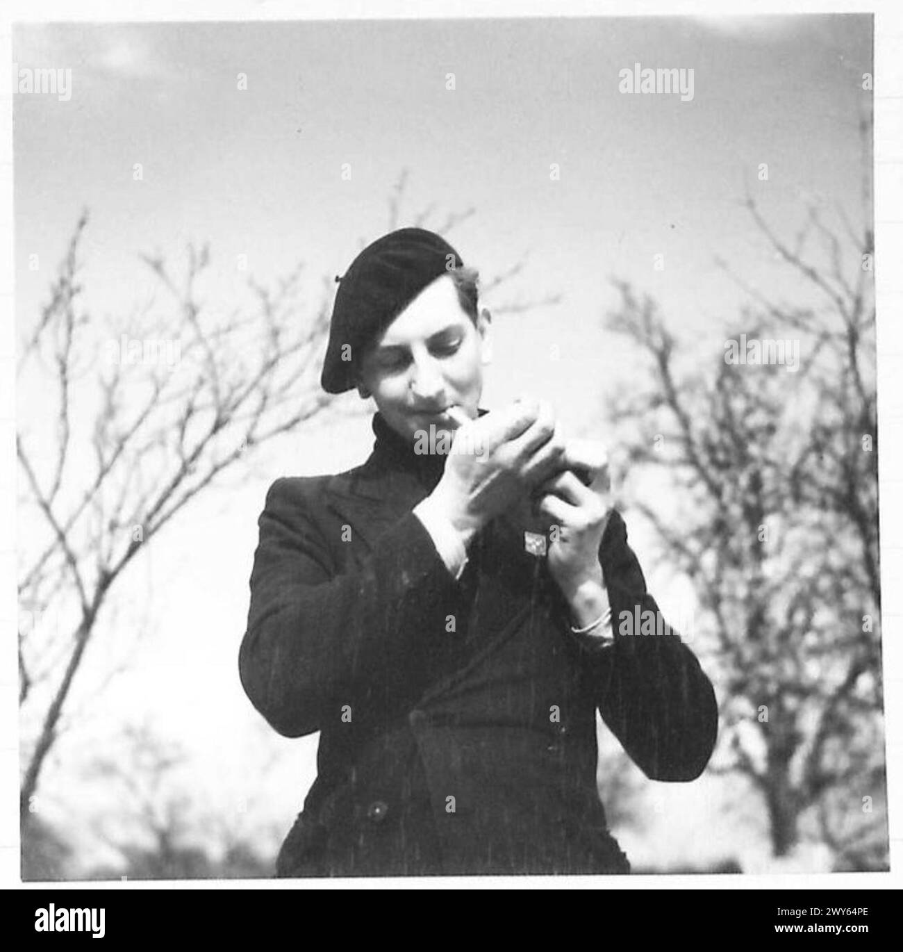 Un civile francese, recentemente liberato dai lavori forzati, sta per fumare la sua prima sigaretta dopo mesi, dopo la liberazione da parte dell'esercito britannico, 21st Army Group. Foto Stock