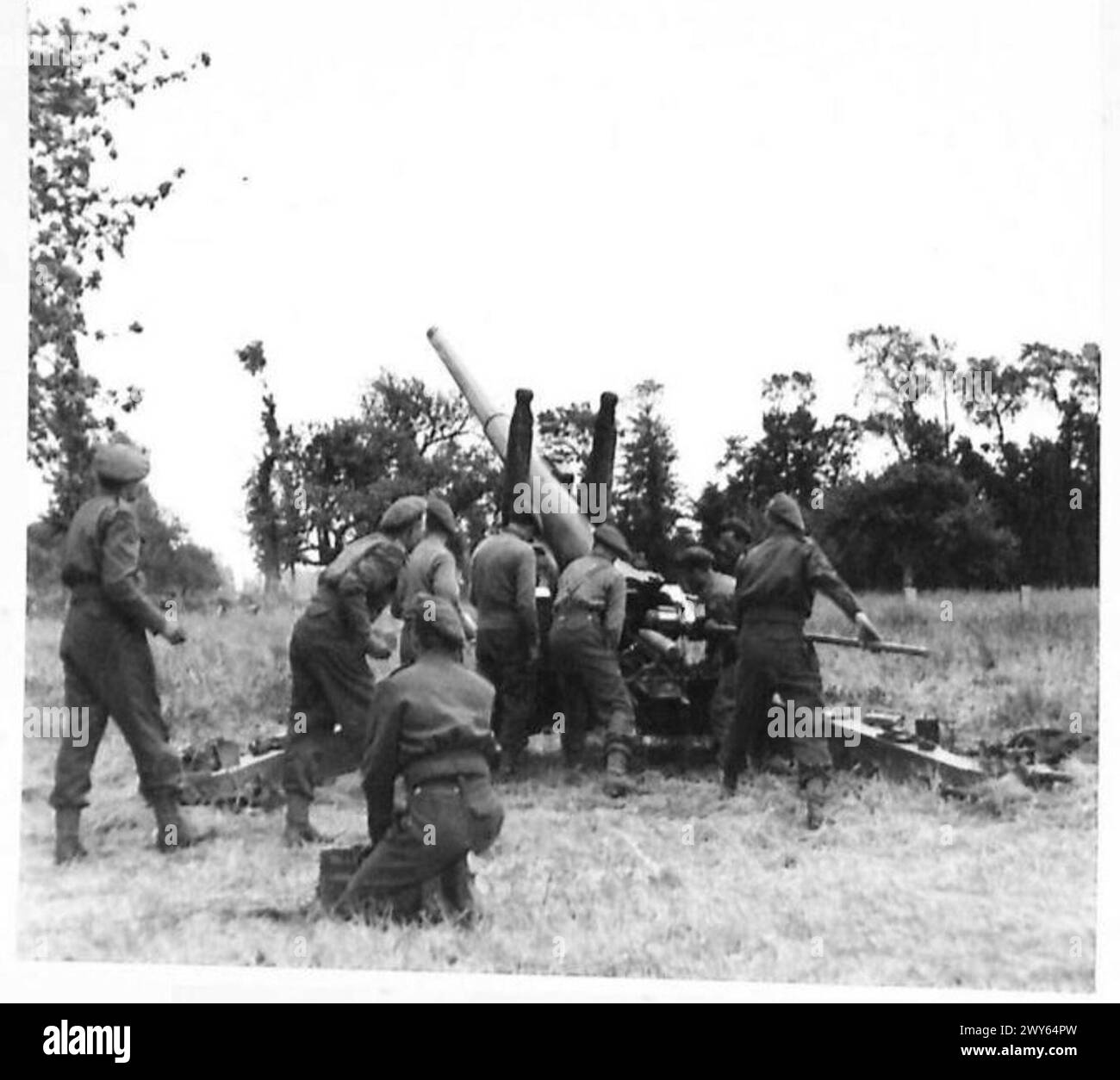 Le forze alleate avanzano su Tilly-sur-Seulles in Normandia, con cannoni da 4,5 pollici a supporto della fanteria. L'armatura nemica è stata distrutta durante le operazioni da 211 Battery, 64th Medium Regiment, Royal Artillery, 50th Division. Foto Stock