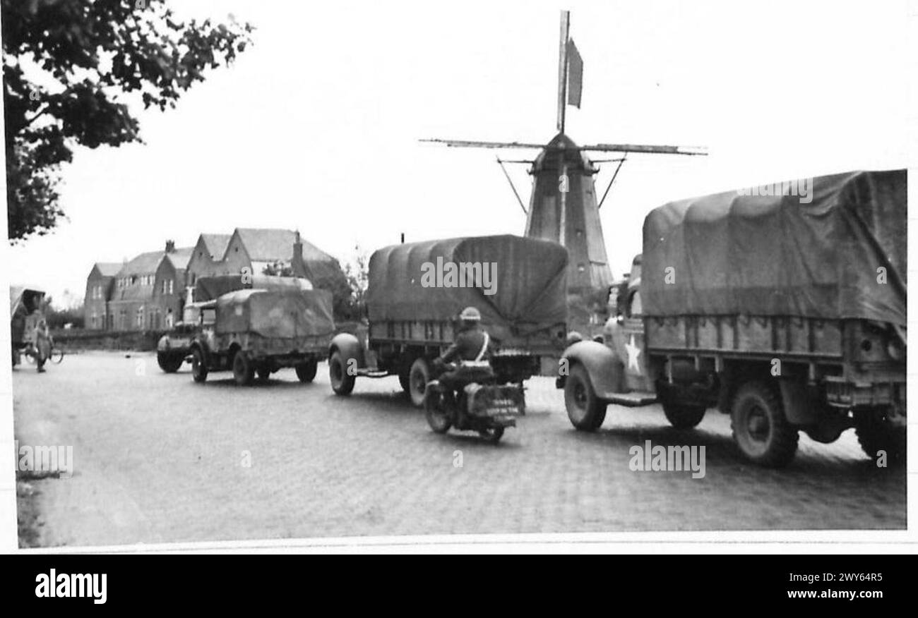 I rifornimenti vengono trasportati lungo il corridoio di Nijmegen con un mulino a vento olandese visibile sullo sfondo. Foto Stock