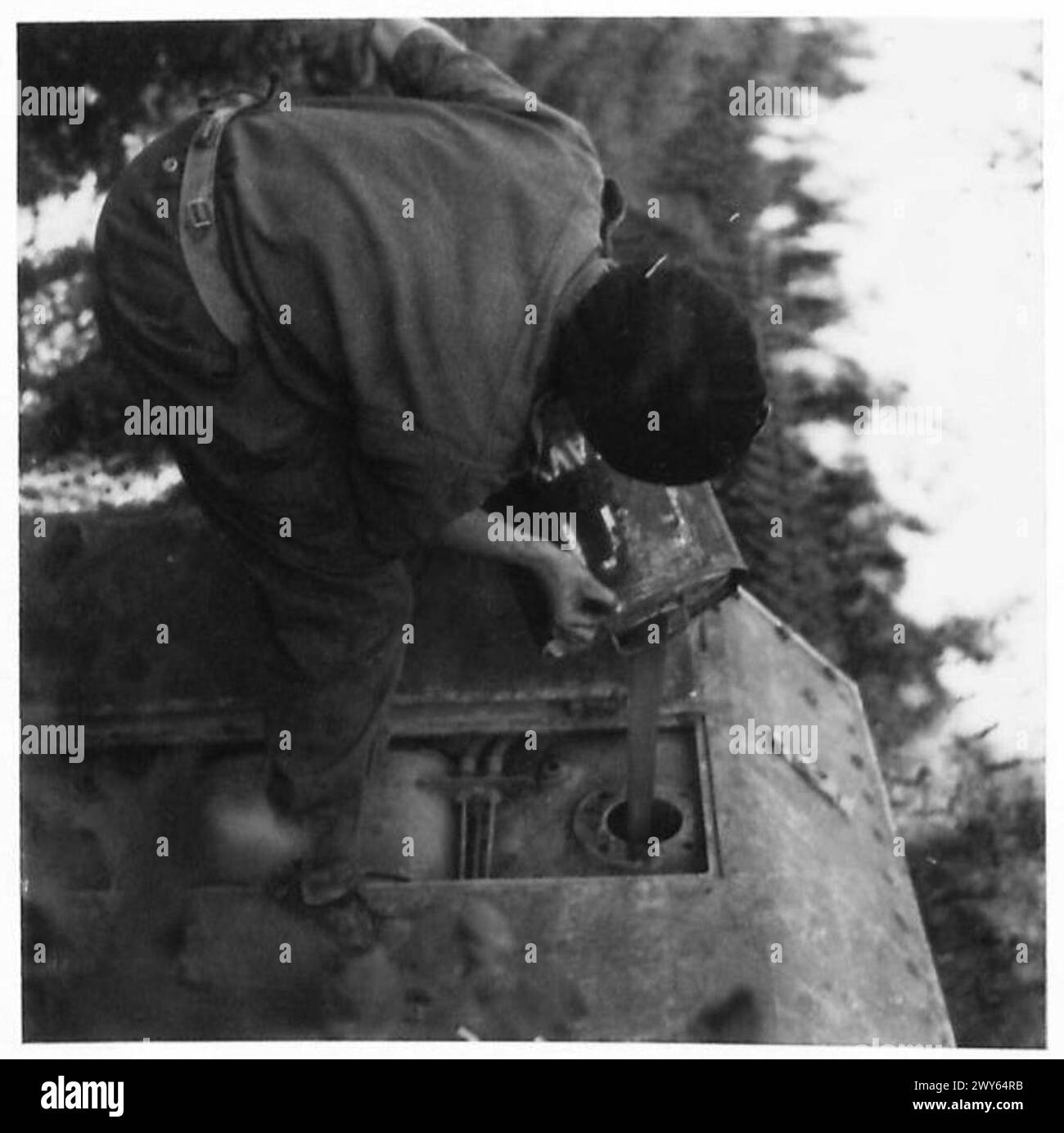 SERBATOIO INGLESE PER IL LANCIO DELLA FIAMMA - riempimento del rimorchio con carburante per il lancio della fiamma pronto all'azione. , British Army, 21st Army Group Foto Stock