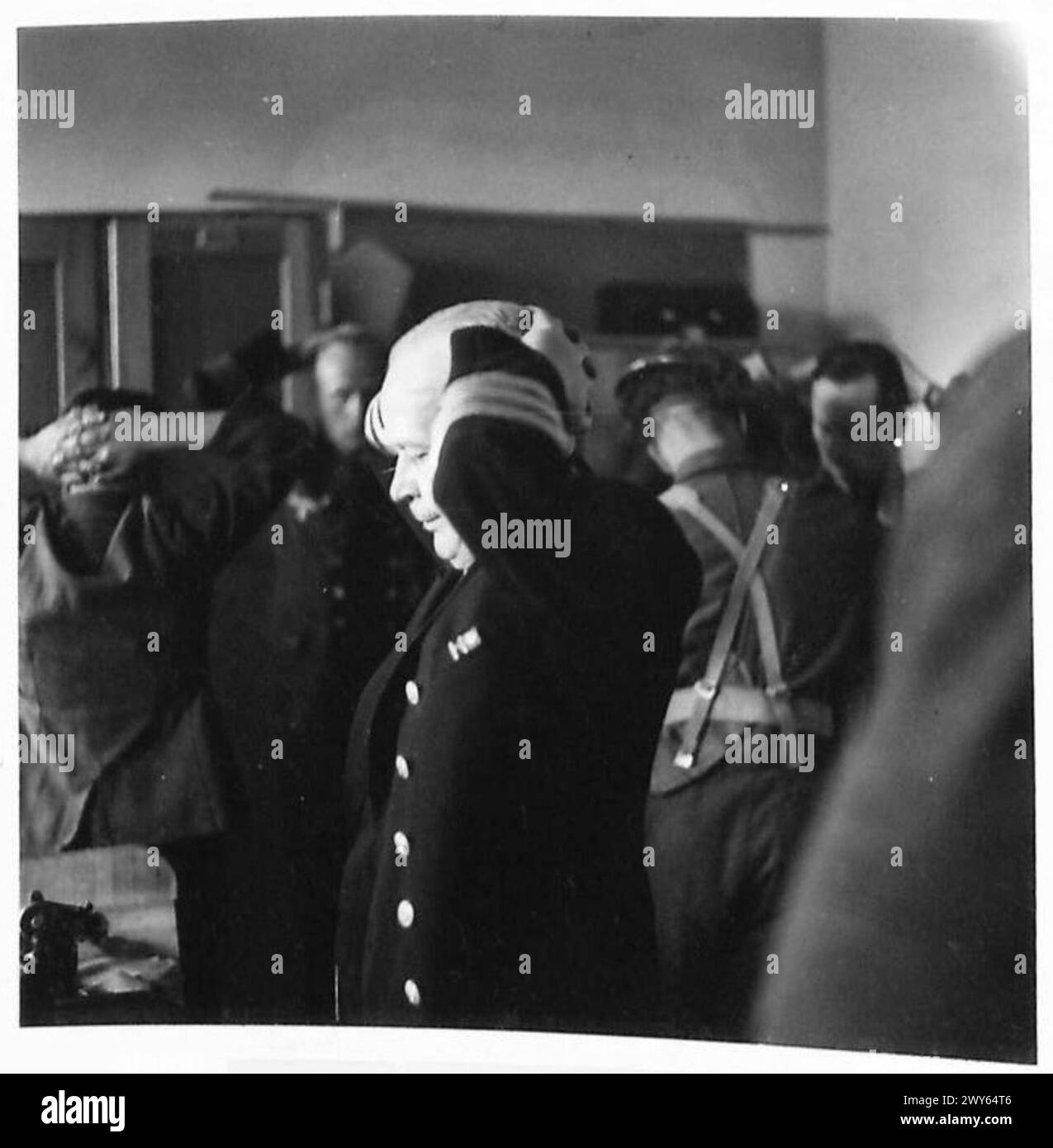 I prigionieri del governo tedesco sono perquisiti e posti sotto sorveglianza in uffici dall'esercito britannico, 21st Army Group. Foto Stock