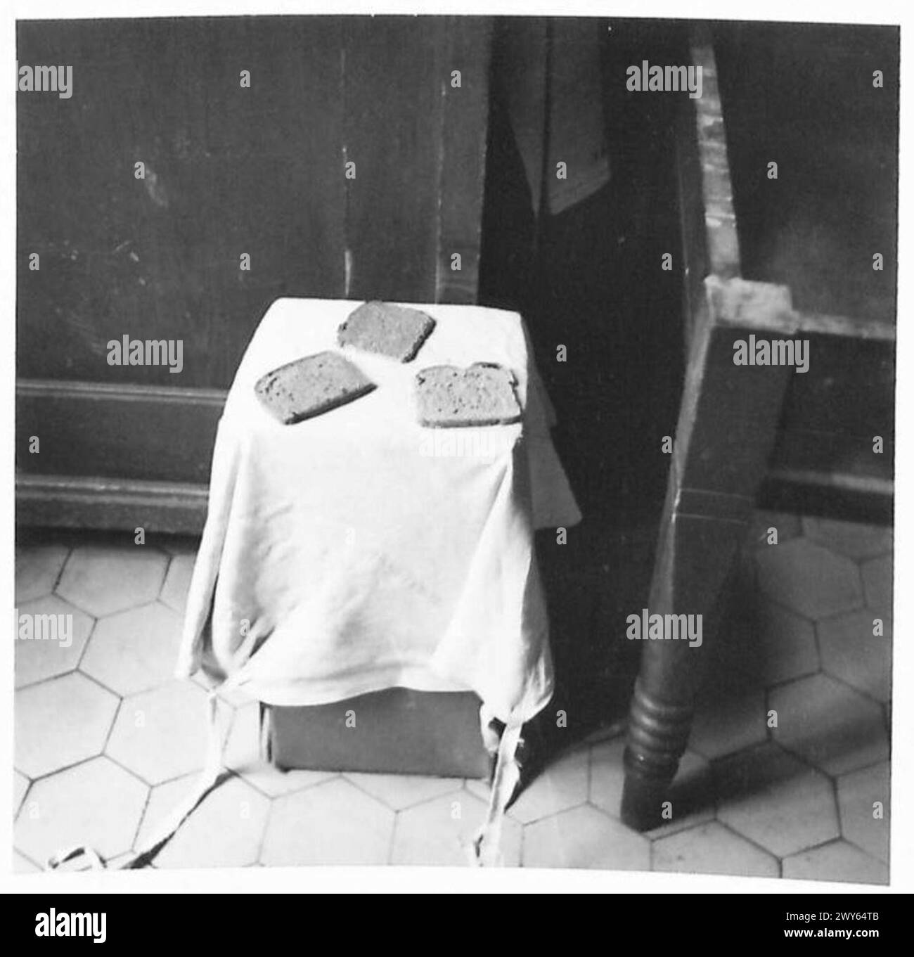 Il cibo è distribuito in tre gradi - nero per i civili tedeschi, marrone per il personale e gli sfollati, e bianco per gli ospedali - in un'area del Reno in Germania durante il restauro della produzione sotto il 21st Army Group britannico. Foto Stock