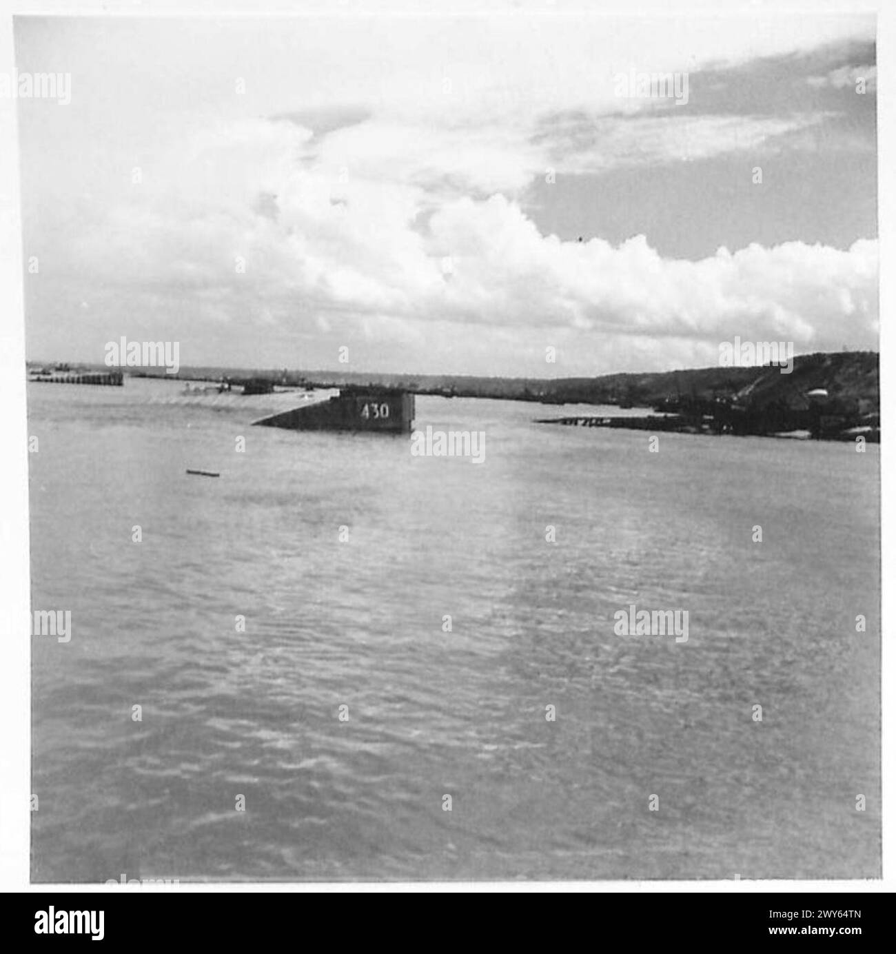 Operazioni di recupero e relitti nel porto di Mulberry B durante le attività del 21st Army Group del British Army il 7 luglio. Foto Stock