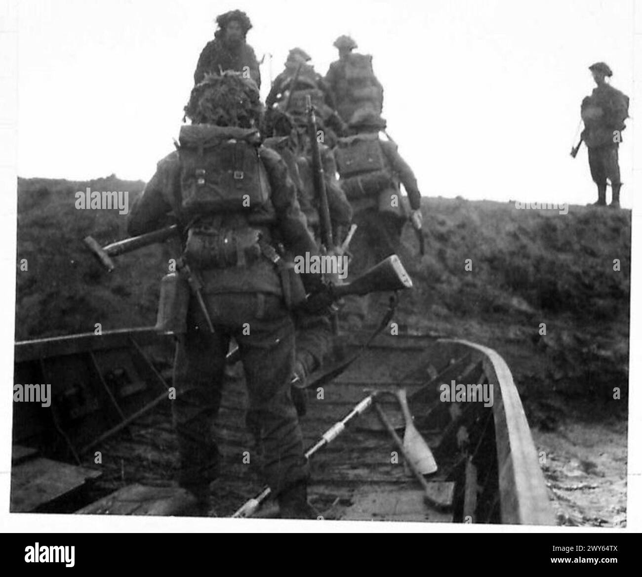 Le truppe di una divisione scozzese attraversano il Reno, sbarcando dai mezzi d'assalto e sbarcando sulla riva orientale durante le operazioni del 21st Army Group britannico. Foto Stock