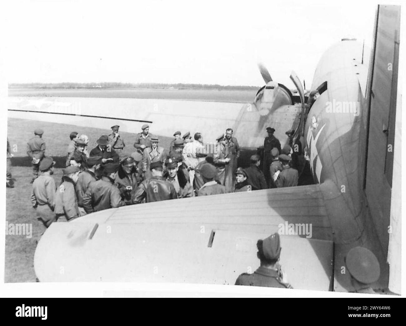 I prigionieri del governo tedesco vengono portati in Inghilterra e processati attorno all'aereo che li ha trasportati, sotto il 21st Army Group dell'esercito britannico. Foto Stock
