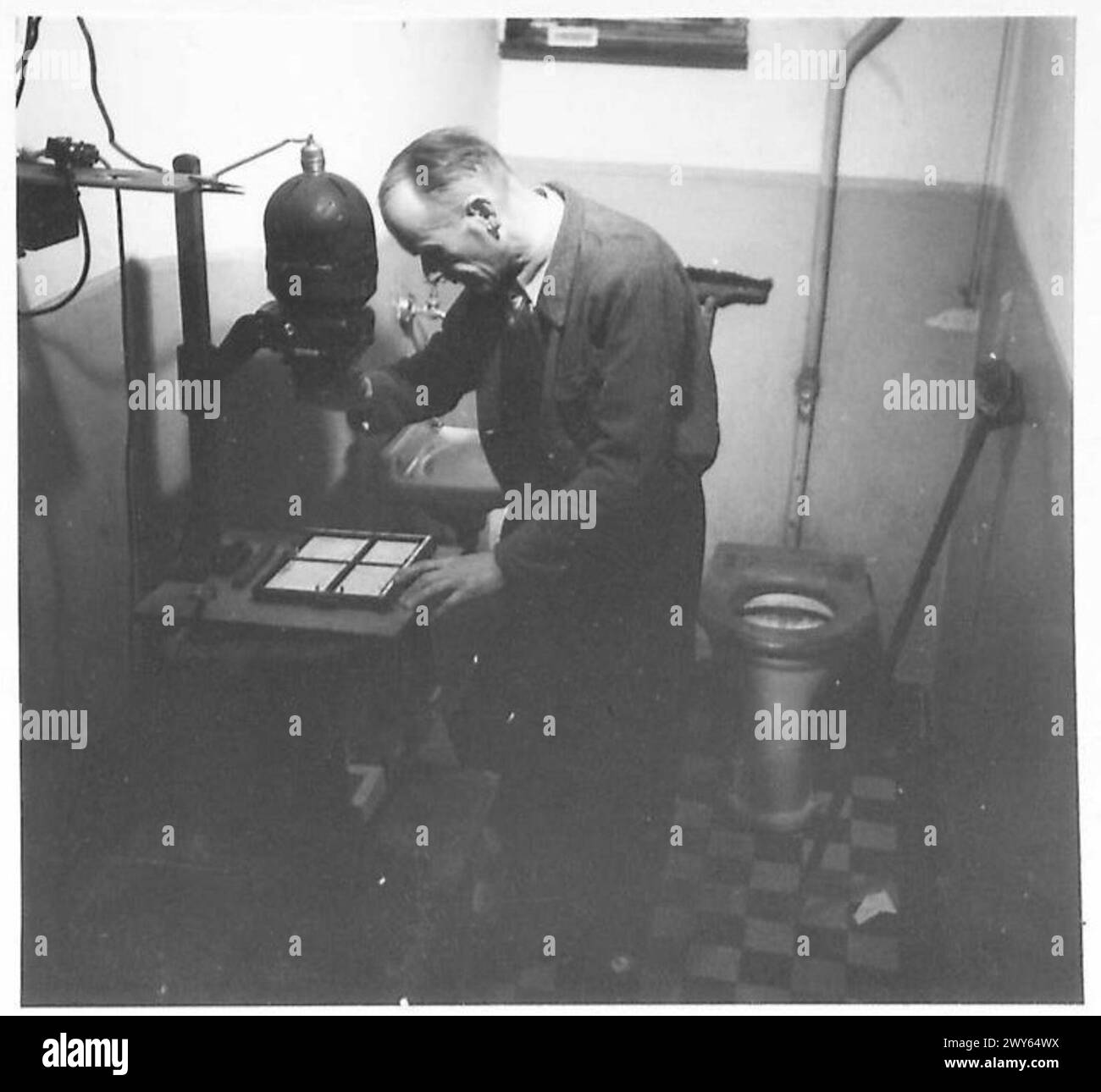 Il fotografo Frederick Schley lavora in una stanza oscura improvvisata producendo il giornale Ruhr Zeitung in Germania sotto osservazione dell'esercito britannico del Reno durante le operazioni post-belliche. Foto Stock