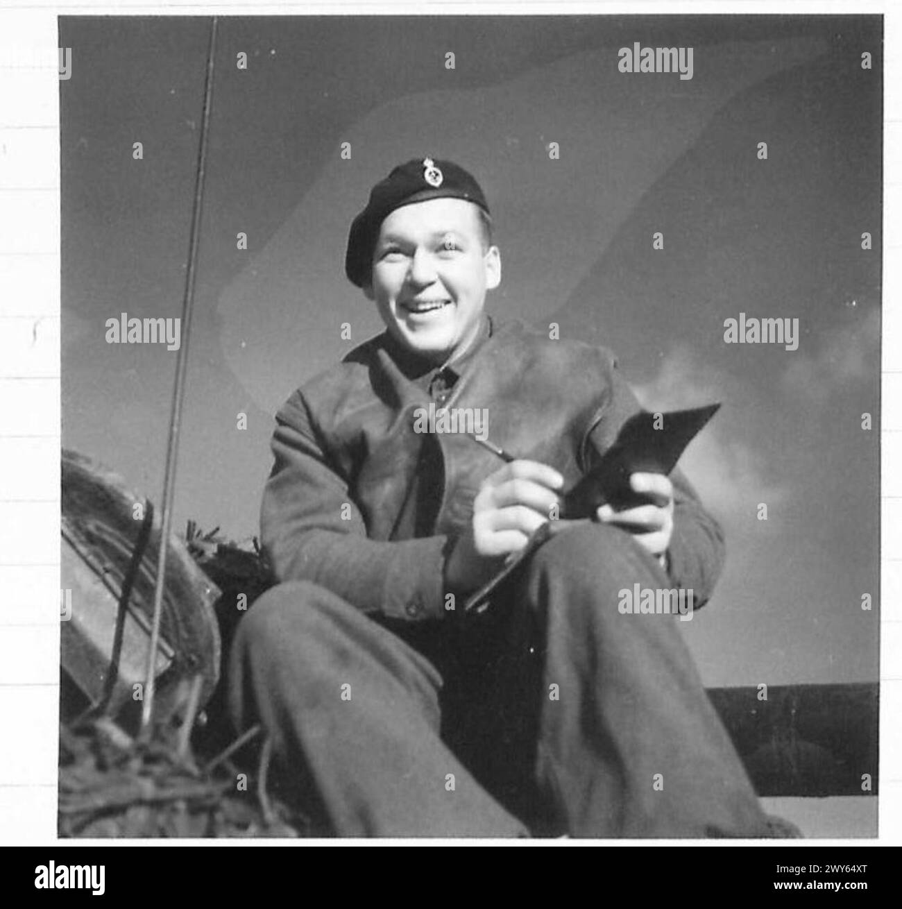 Il caporale di Lance John Taylor, un autista di carri armati di Salisbury, Wiltshire, scrive a casa dopo aver appreso del permesso, essendo atterrato in Francia il D-Day con la 2nd Army. Foto Stock