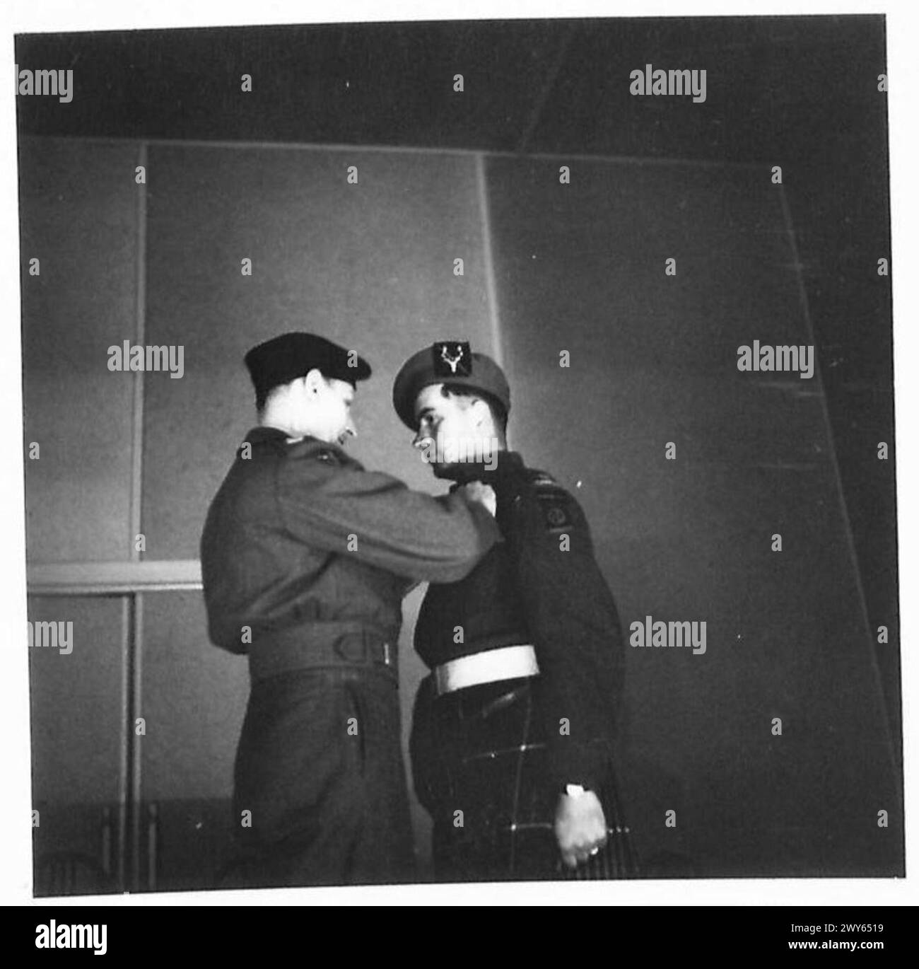 Il maggiore R.F. Mackay di 2 Seaforth [Canloan] ha ricevuto la Military Cross durante un'investitura dalla 51st Highland Division, documentata dal British Army, 21st Army Group. Foto Stock