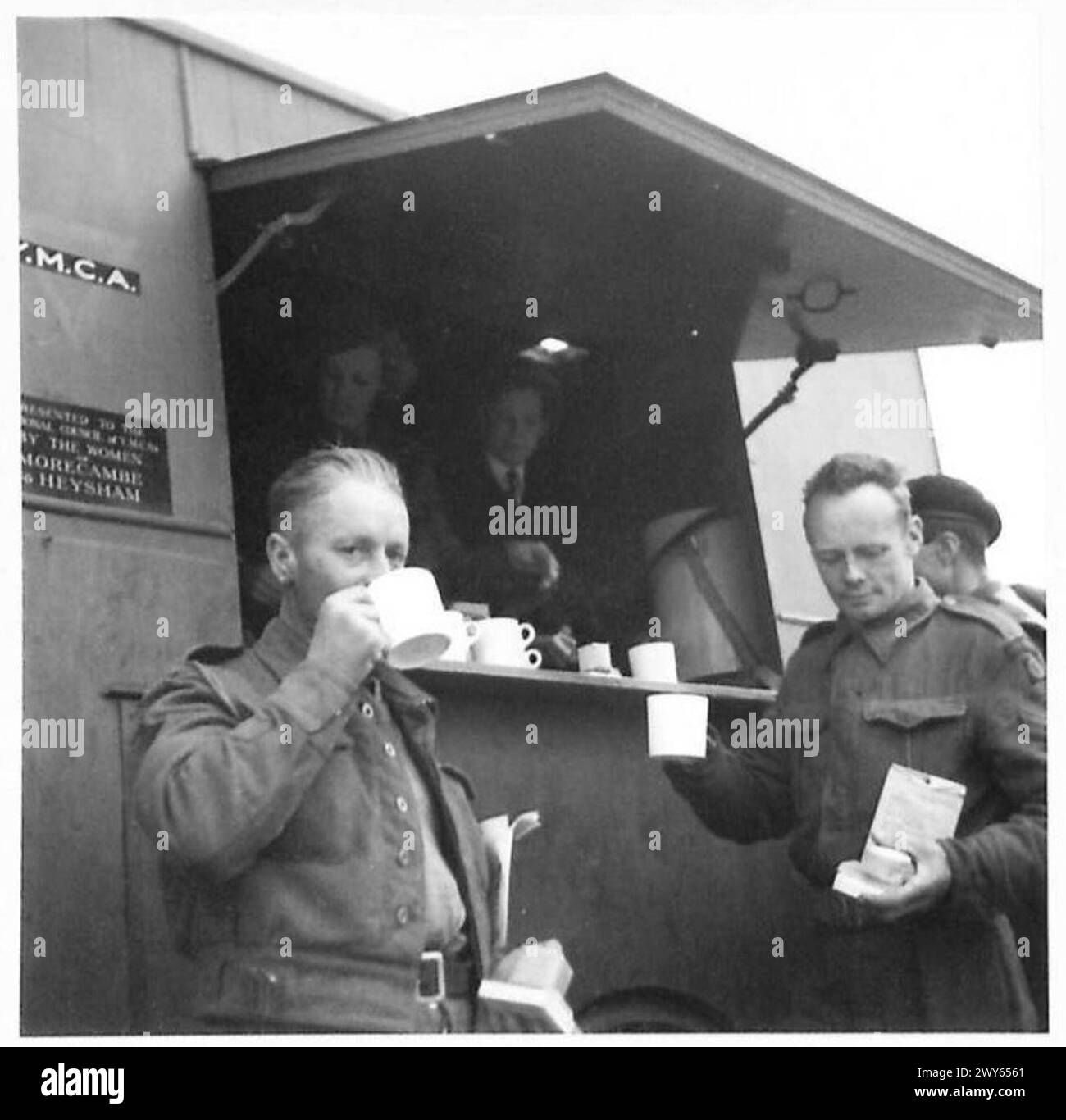 Hooper privato di Manor Park che riceve una tazza di tè presso una stazione di abbigliamento da campo dell'esercito britannico gestita dalla YMCA durante la guerra. Foto Stock