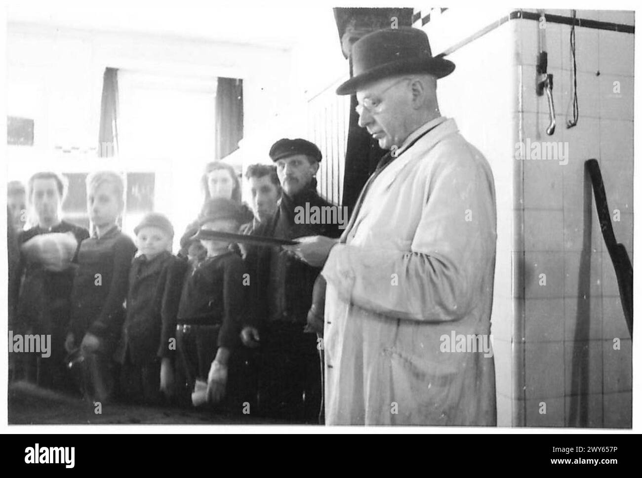 Un funzionario tedesco è incaricato di gestire le cucine a Bedburg sotto la supervisione delle autorità del governo militare del 21st Army Group. Foto Stock