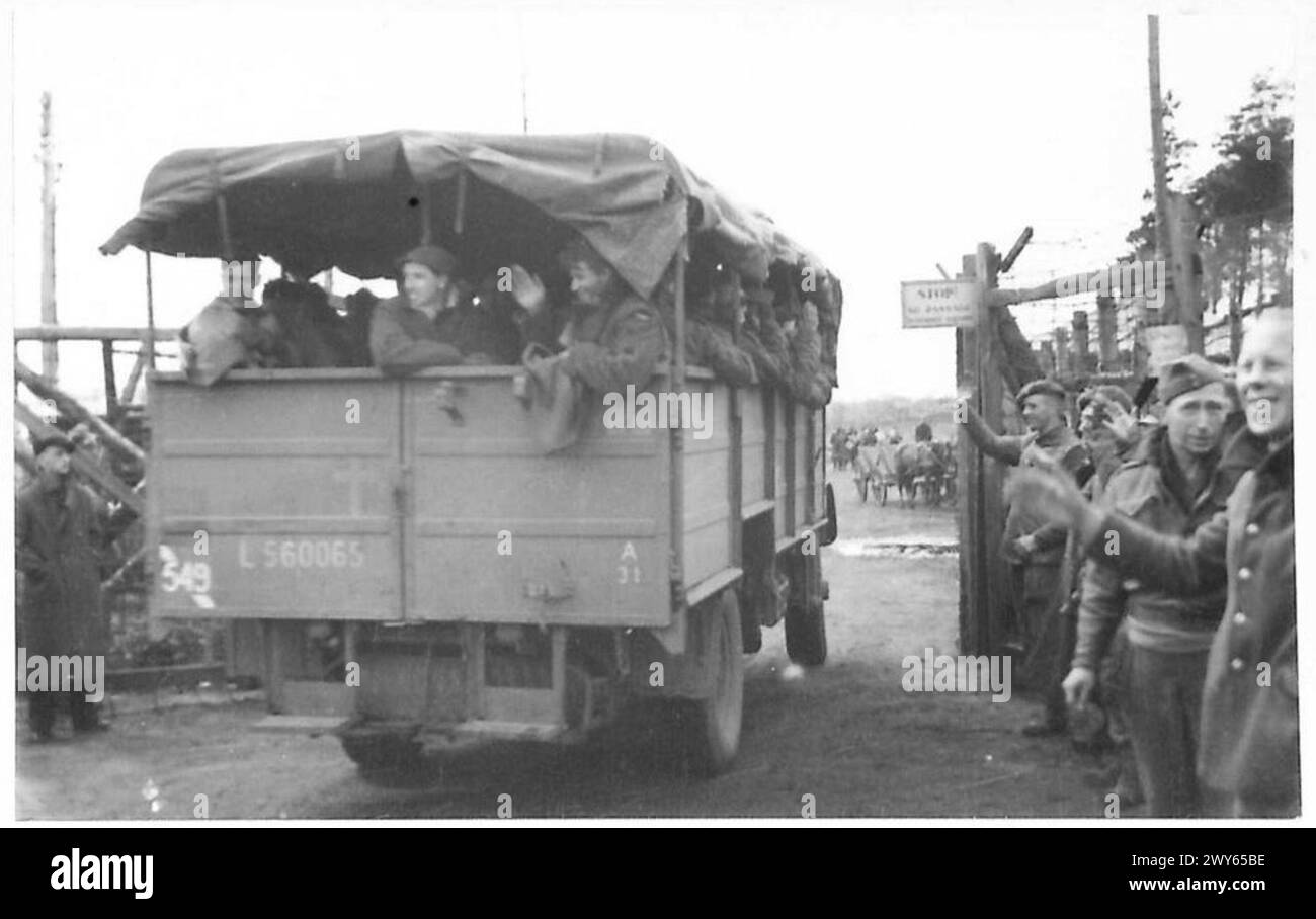Un camion trasporta prigionieri liberati dal campo di Westertimke dopo la liberazione da parte dell'esercito britannico, unità del 21st Army Group nella seconda guerra mondiale Foto Stock
