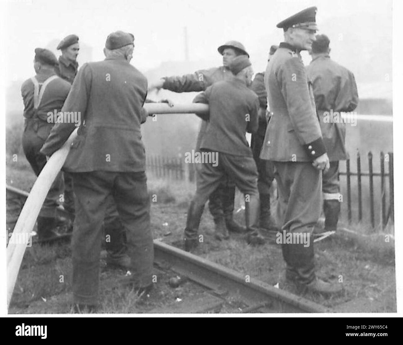 Il personale dei Vigili del fuoco dell'esercito britannico e dei Vigili del fuoco di Lubeck lavorano insieme per contenere e spegnere un incendio a Lübeck, in Germania. Foto Stock