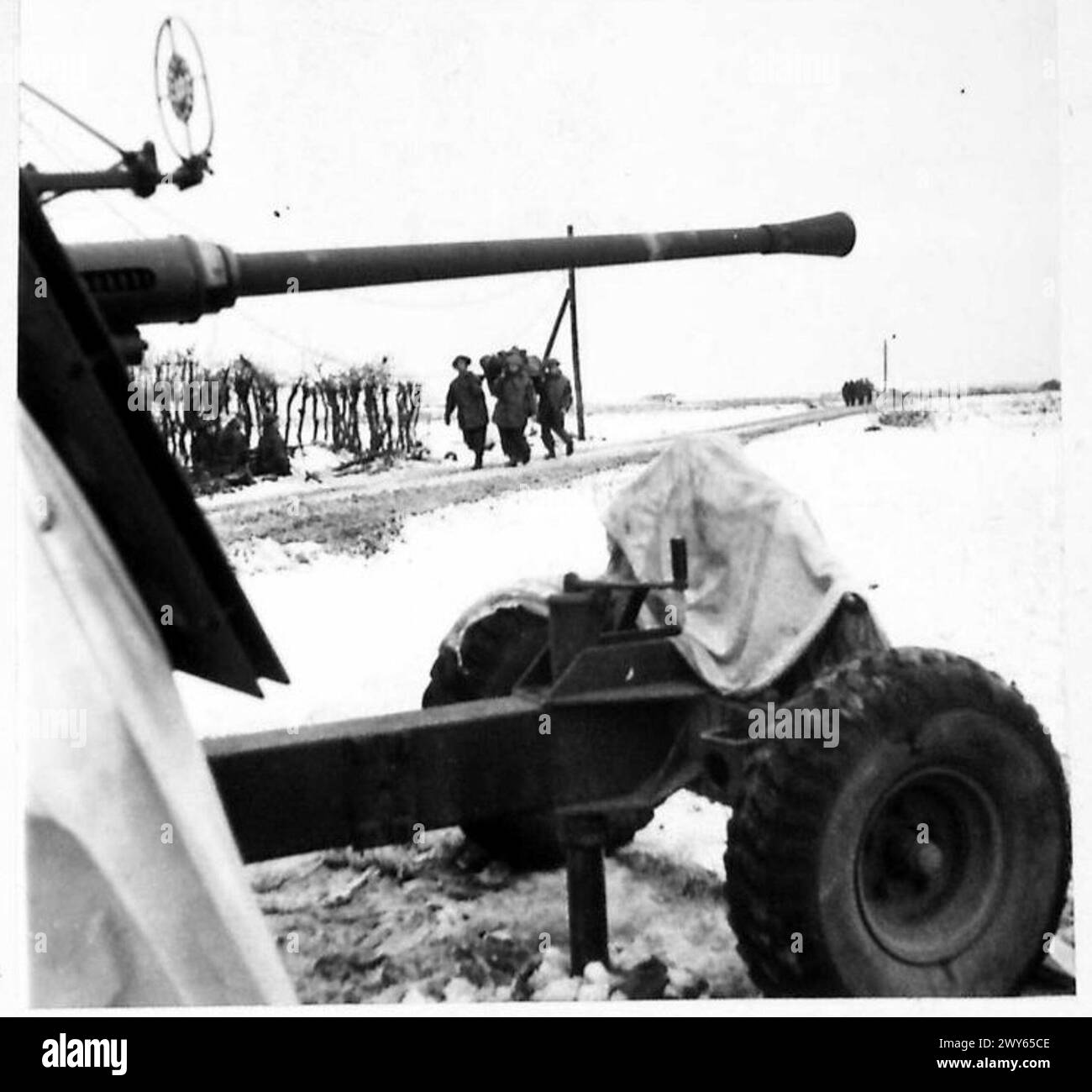 12 corpi dell'esercito britannico avanzano in Germania con un cannone Bofors visibile mentre i portatori di barella portano una vittima, 4/5 RSF, 21st Army Group. Foto Stock