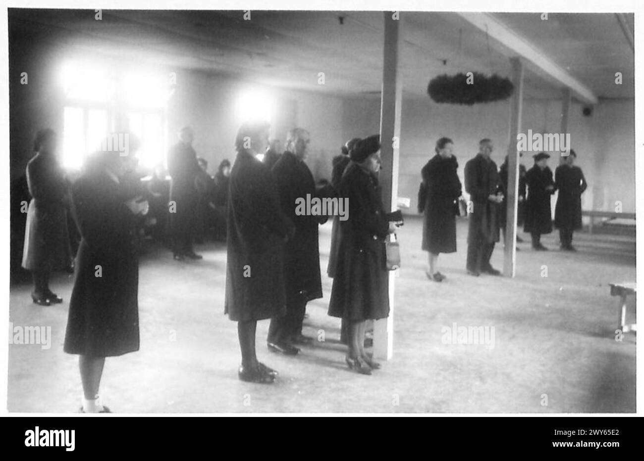 I tedeschi partecipano alla messa durante l'evacuazione dalla Germania occupata dai britannici. L'evento riflette il movimento civile e la pratica religiosa sotto la supervisione dell'esercito britannico del dopoguerra, 21st Army Group. Foto Stock I tedeschi partecipano alla messa durante l'evacuazione dalla Germania occupata dai britannici. L'evento riflette il movimento civile e la pratica religiosa sotto la supervisione dell'esercito britannico del dopoguerra, 21st Army Group. Foto Stock