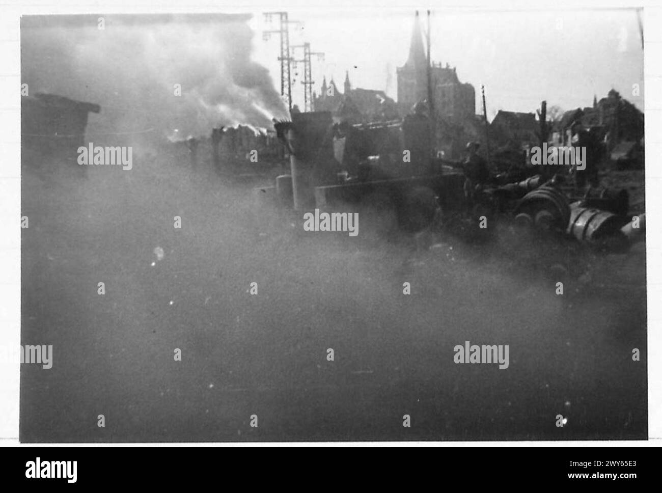 La 2nd Army britannica si prepara all'offensiva del Reno utilizzando generatori meccanici di fumo per oscurare i movimenti e supportare le operazioni, il 21st Army Group. Foto Stock