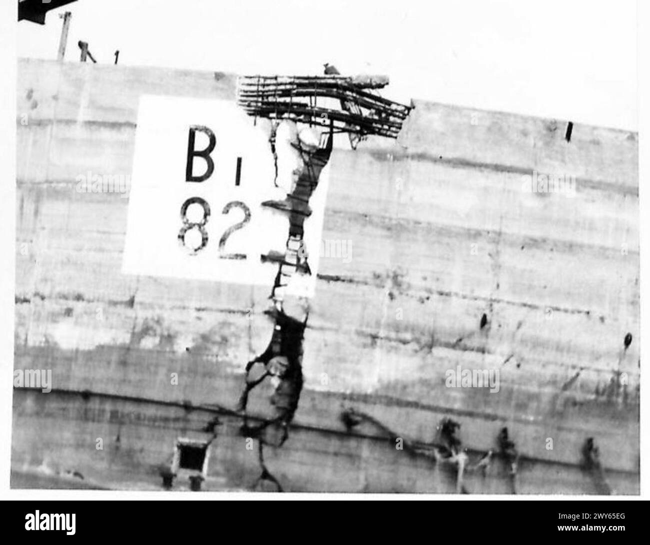 Le operazioni di relitto e salvataggio a Mulberry B il 7 luglio furono documentate per l'assegnazione speciale del TN5 da parte del 21st Army Group. Foto Stock