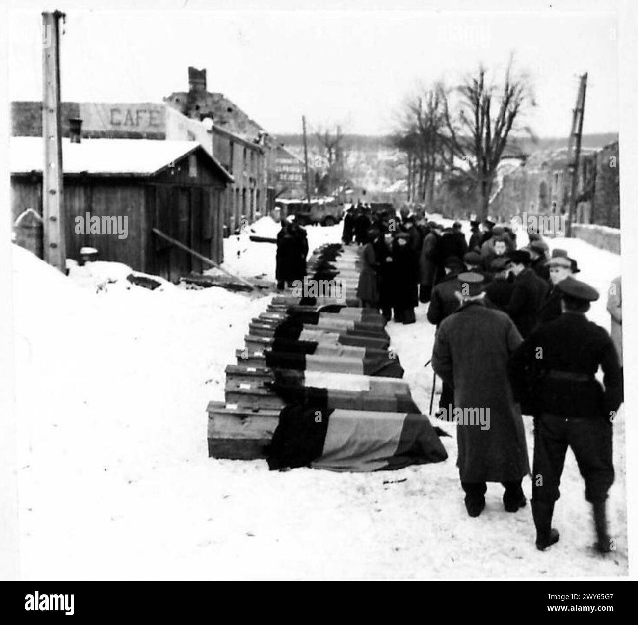 SEPOLTURA DELLE VITTIME NAZISTE - le bare disposte prima della processione funebre. , British Army, 21st Army Group Foto Stock