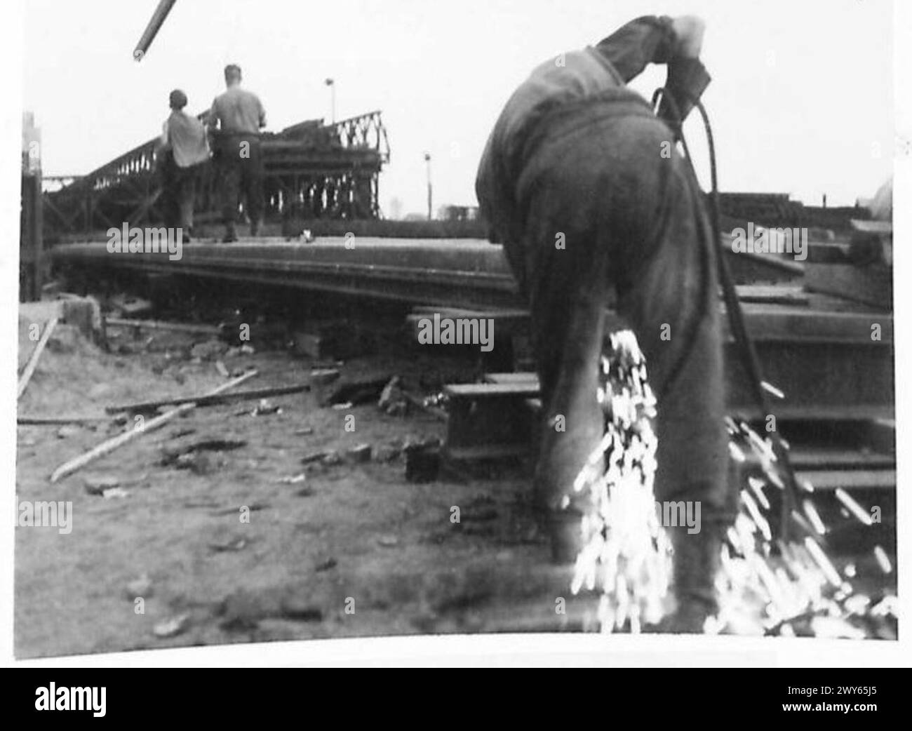 I Royal Engineers gestiscono taglierine in acetilene sui ponti permanenti del Reno durante i turni di giorno e di notte, mantenendo le strutture sotto la supervisione dell'esercito britannico. Foto Stock