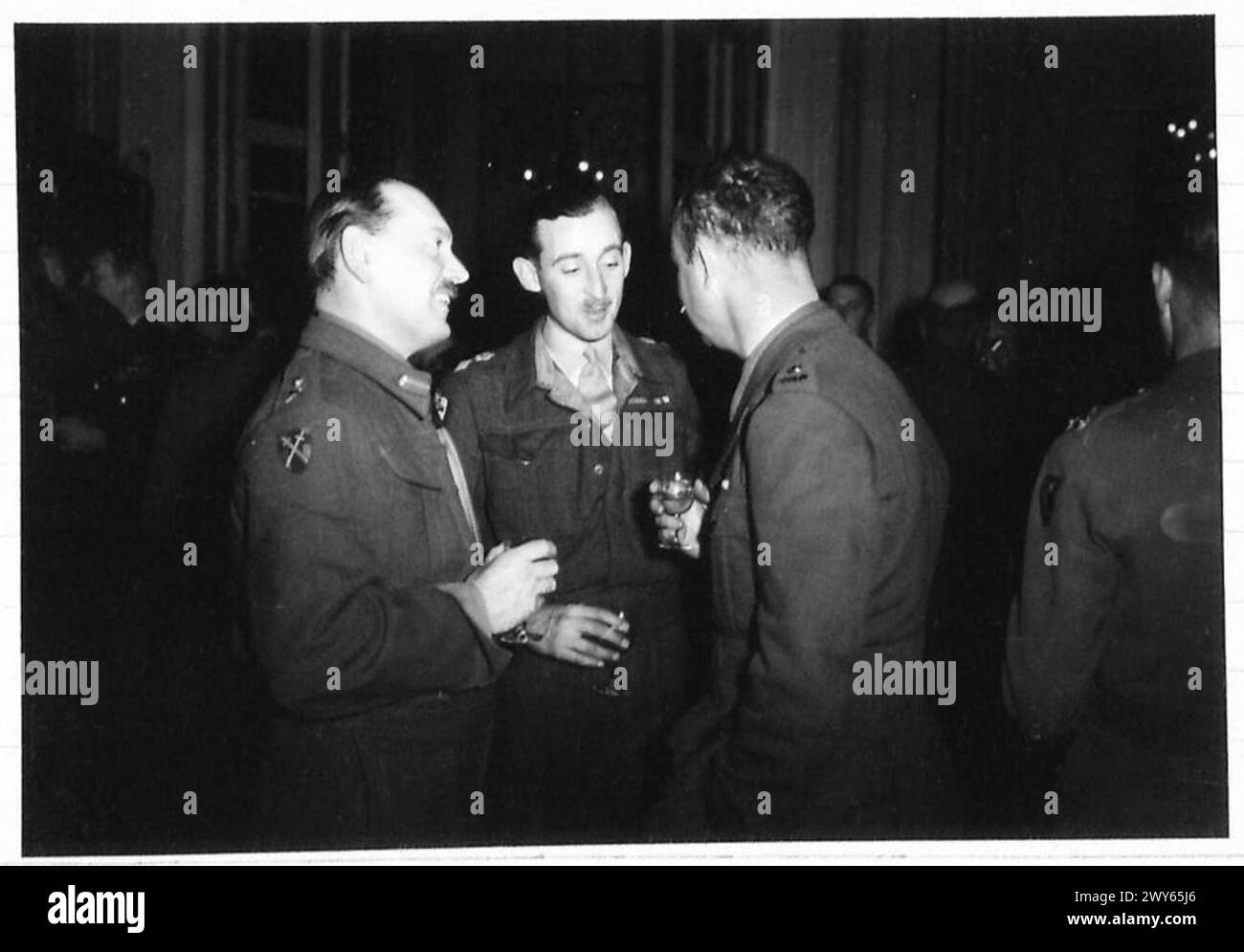 Il maggior generale Sir Francis W. de Guingand, il tenente colonnello L.M. Murphy e il maggiore G. Keating partecipano ad una cena formale ad Alamein, in rappresentanza del 21st Army Group. Foto Stock