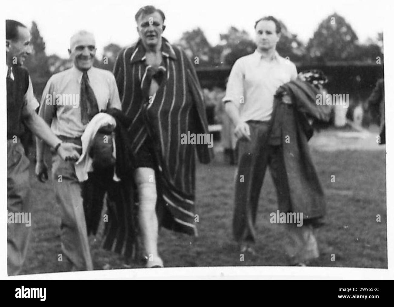 Boxer Neusel lascia il ring dopo un match contro Vogt ad Amburgo. Esercito britannico del Reno. Foto Stock