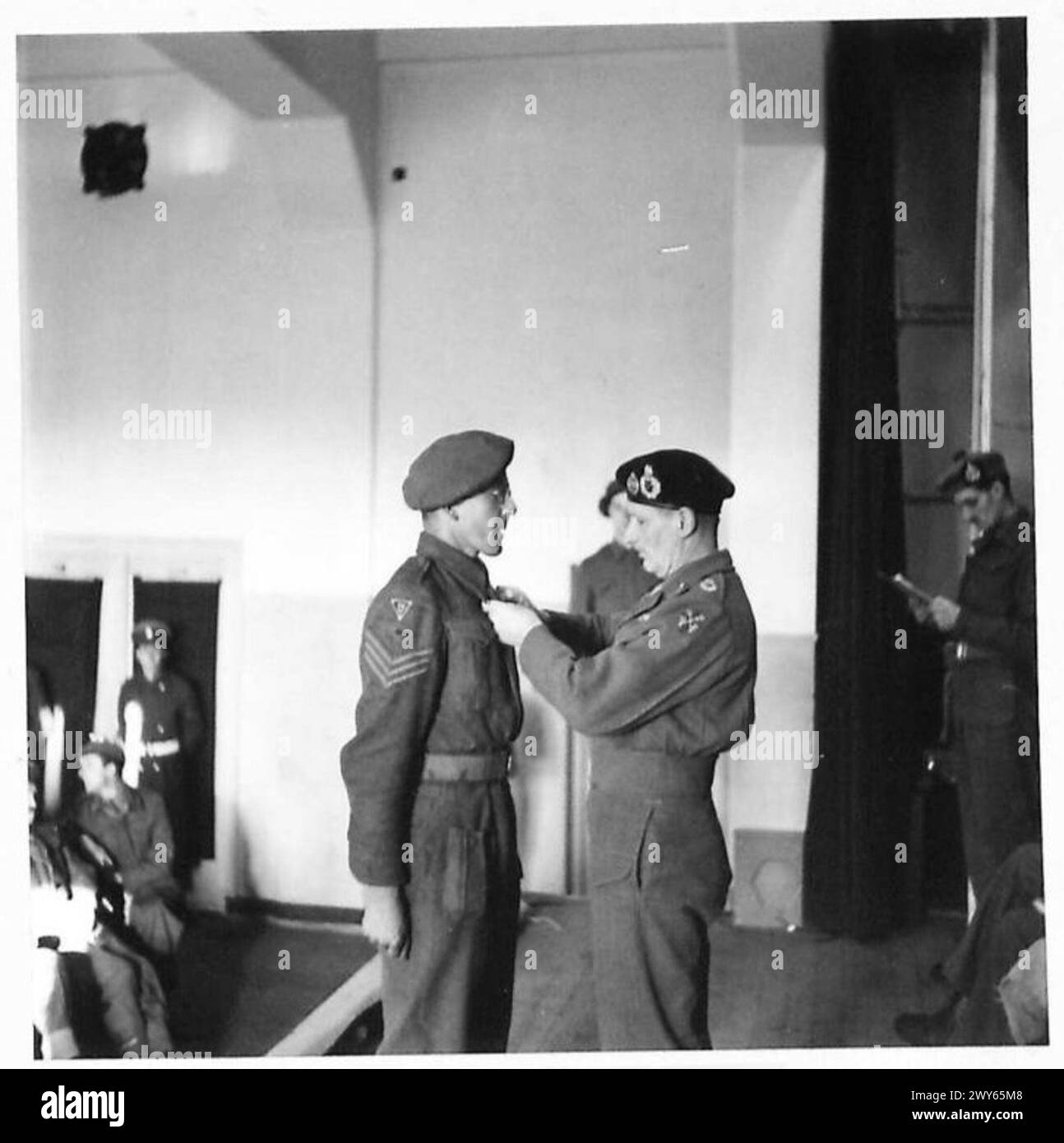 Il sergente C. Finan del 617 Squadrone d'assalto, Royal Engineers, riceve l'ordine degli avvocati alla Military Medal presso il monastero di Gimer, 3rd British Division, British Army, 21st Army Group. Foto Stock