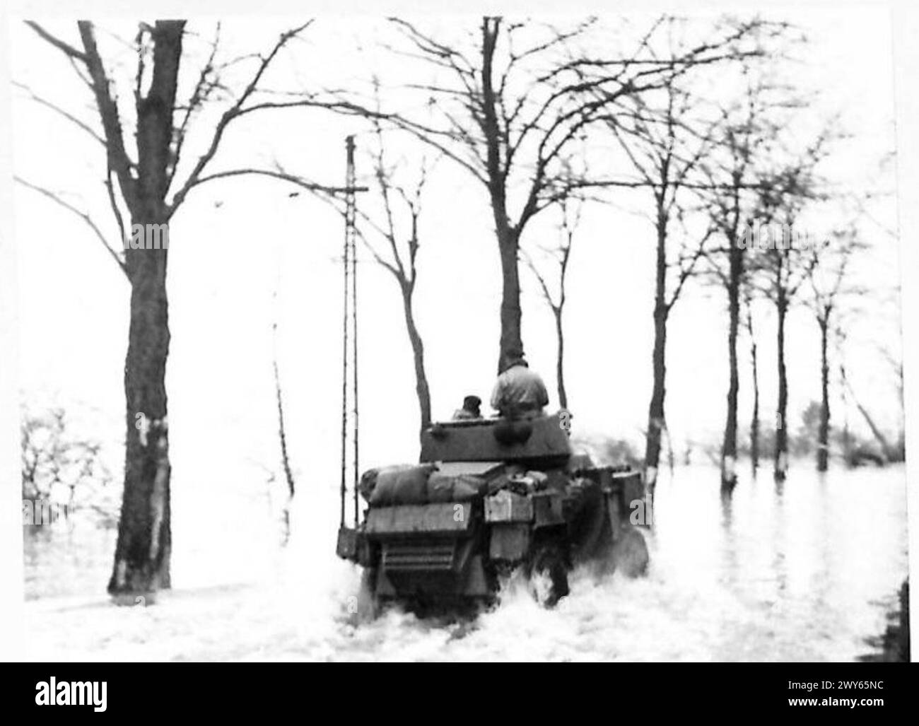 Le portaerei Bren, le motociclette e le auto da ricognizione navigano su strade allagate tra Beek e Kranenburg durante le operazioni militari. Foto Stock