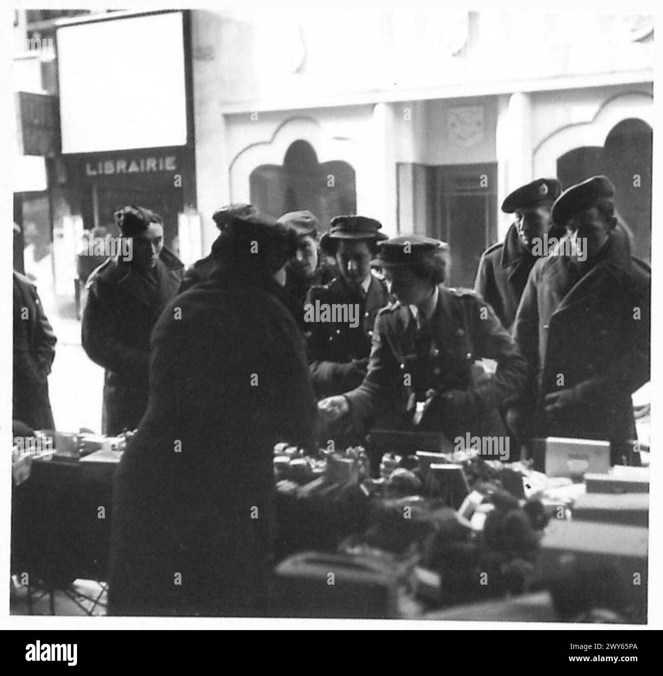 Il personale ATS di Bruxelles fa acquisti presso le bancarelle di strada che vendono regali e selezionano articoli da portare a casa durante il congedo. Foto Stock