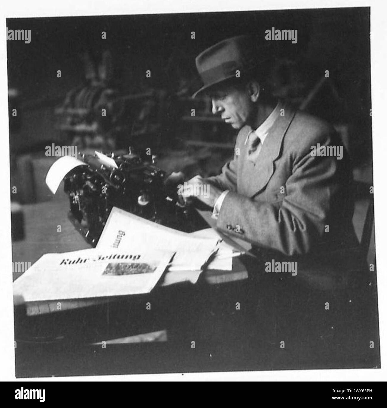 Il capo reporter Richard Kraske scrive una copia per un giornale prodotto in Germania sotto l'osservazione dell'esercito britannico del Reno. Foto Stock