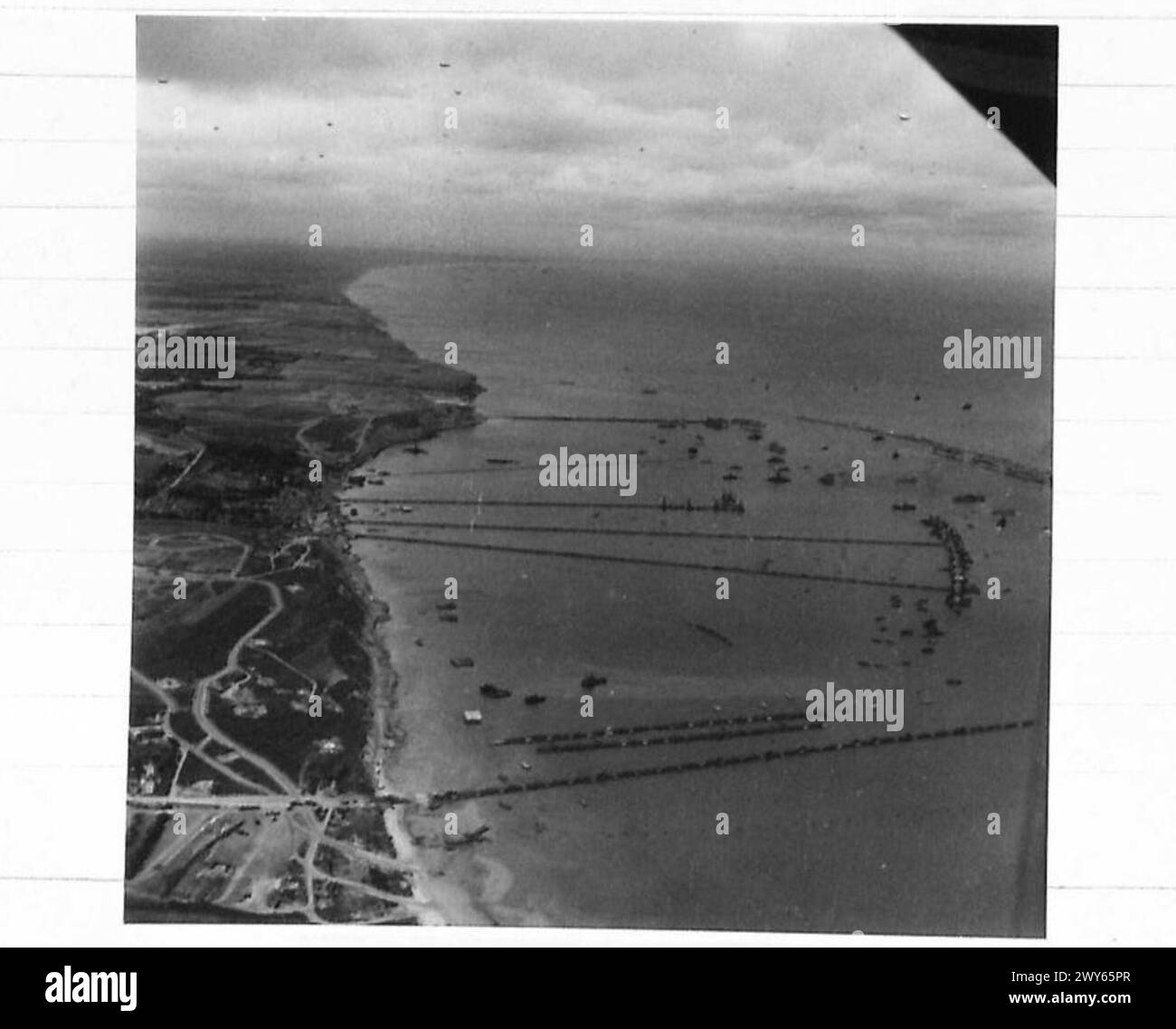 Le fotografie aeree mostrano Mulberry B ad Arromanches, un porto temporaneo utilizzato dall'esercito britannico nell'Europa nordoccidentale tra il 1944 e il 1946. Foto Stock