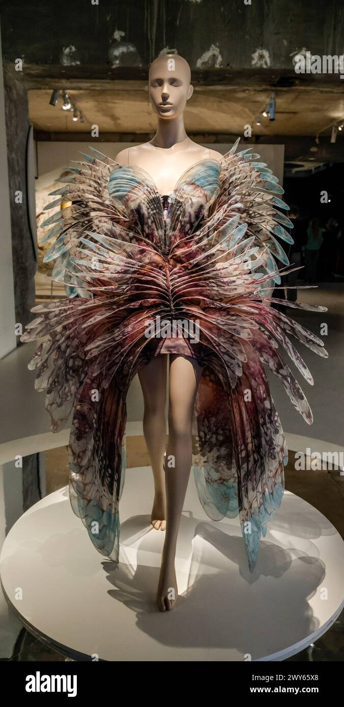 IRIS VAN HERPEN MODA VISIONARIA AL MUSEE DES ARTS DECORATIFS DI PARIGI Foto Stock