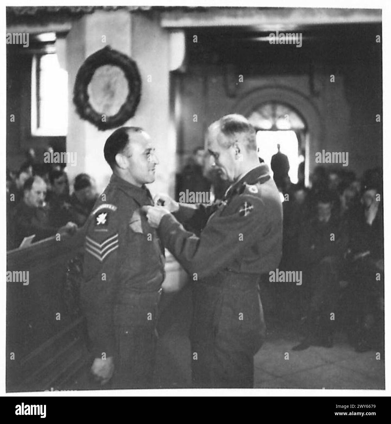 Il sergente R. Hayman del 4th Battalion, Somerset Light Infantry, riceve un bar per la Military Medal. British Army, 21st Army Group presente. Foto Stock