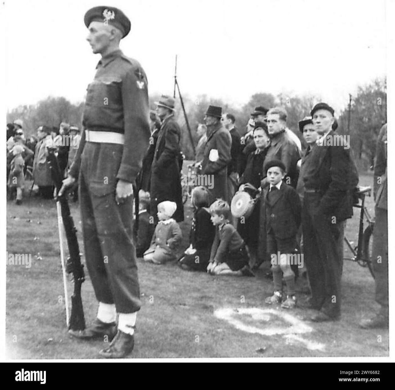 Gli spettatori tedeschi assistono alla parata Trooping of the Colours, una cerimonia militare nella Germania del dopoguerra sotto l'esercito britannico del Reno. Foto Stock